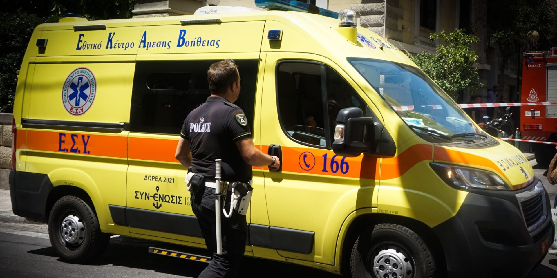 Αστυνομικός μπροστά σε ασθενοφόρο του ΕΚΑΒ