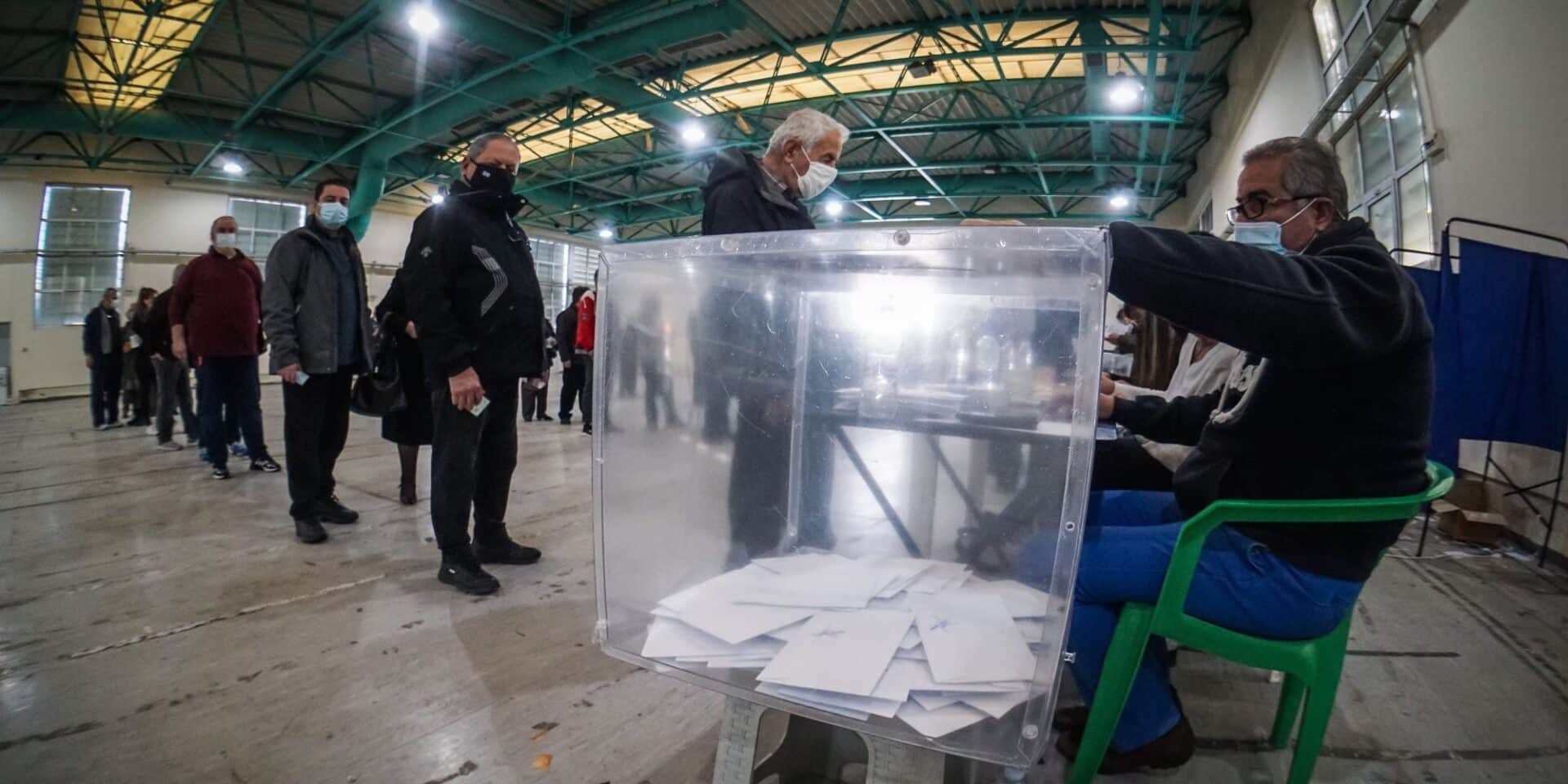 Κάλπη με ψηφοδέλτια και κόσμος στην ουρά