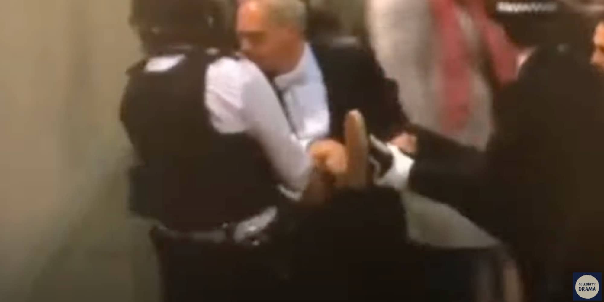 Η αστυνομία κρατά άνδρα που ξέφυγε από τον έλεγχο και άγγιξε το φέρετρο