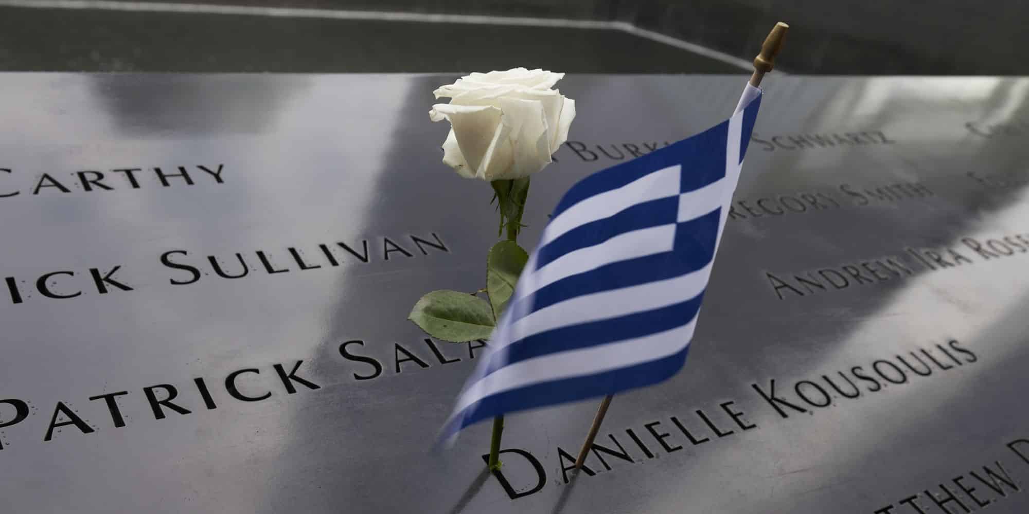 Ελληνική σημαία πάνω στο Ground Zero στους Δίδυμους Πύργους