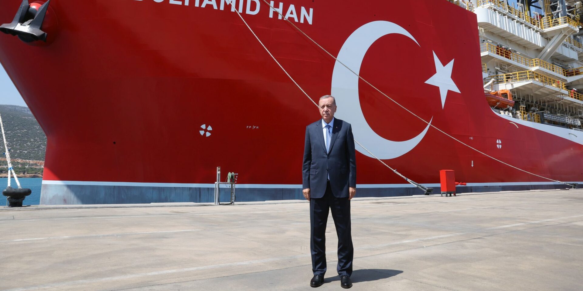 Ο Ρετζέπ Ταγίπ Ερντογάν μπροστά στο Abdulhamid Han