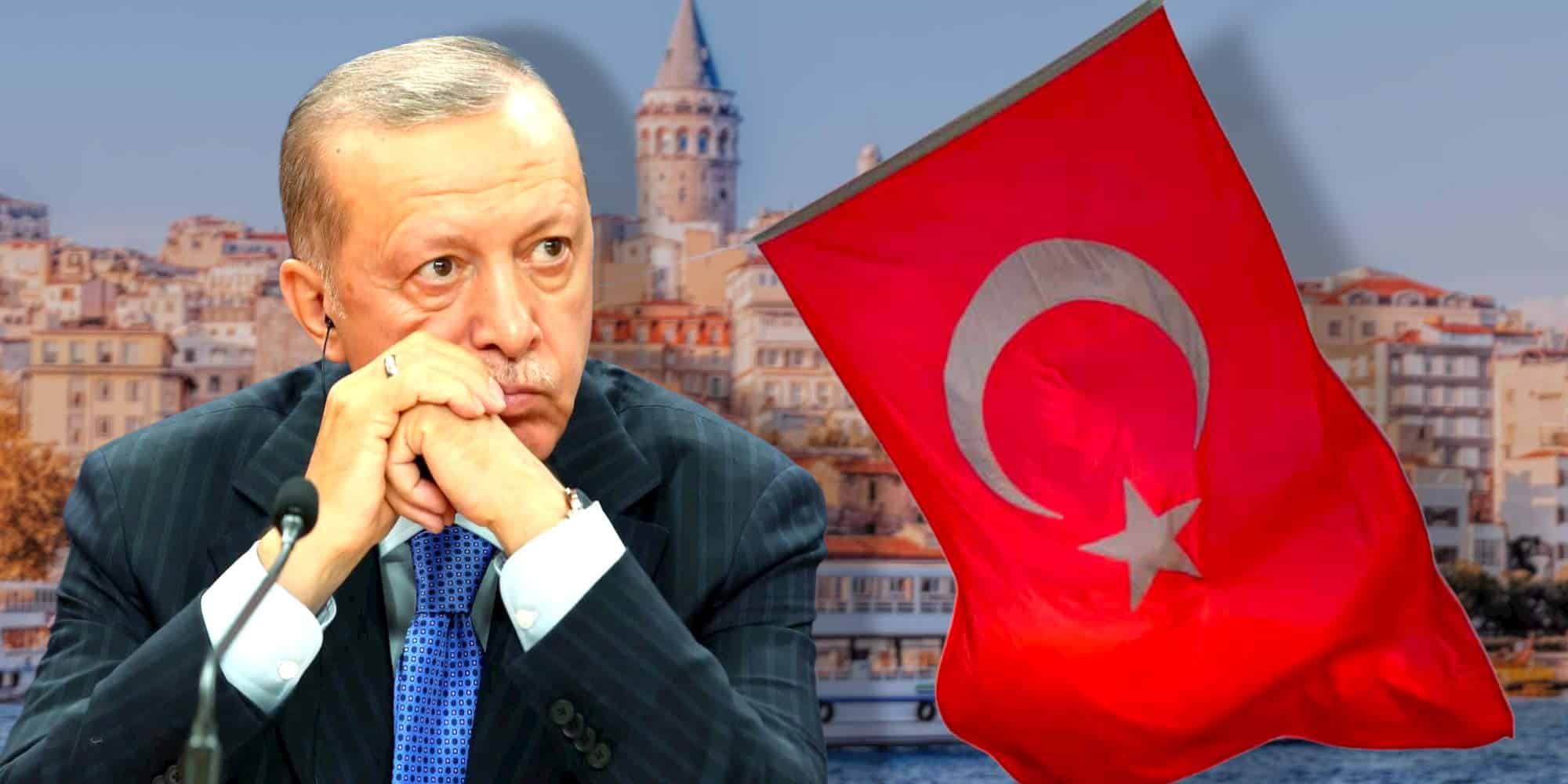 Ο Τούρκος πρόεδρος, Ρετζέπ Ταγίπ Ερντογάν πλάι στην τουρκική σημαία