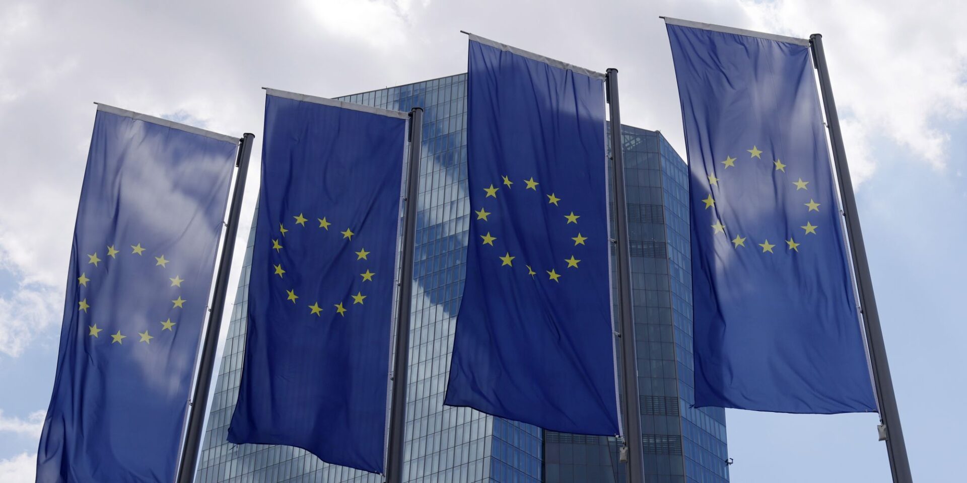 Οι σημαίες της ΕΕ μπροστά από το κτίριο της ΕΚΤ