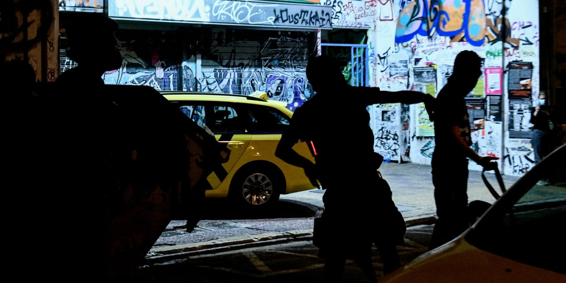 Νεαροί πετούν αντικείμενα σε αστυνομικούς στα Εξάρχεια