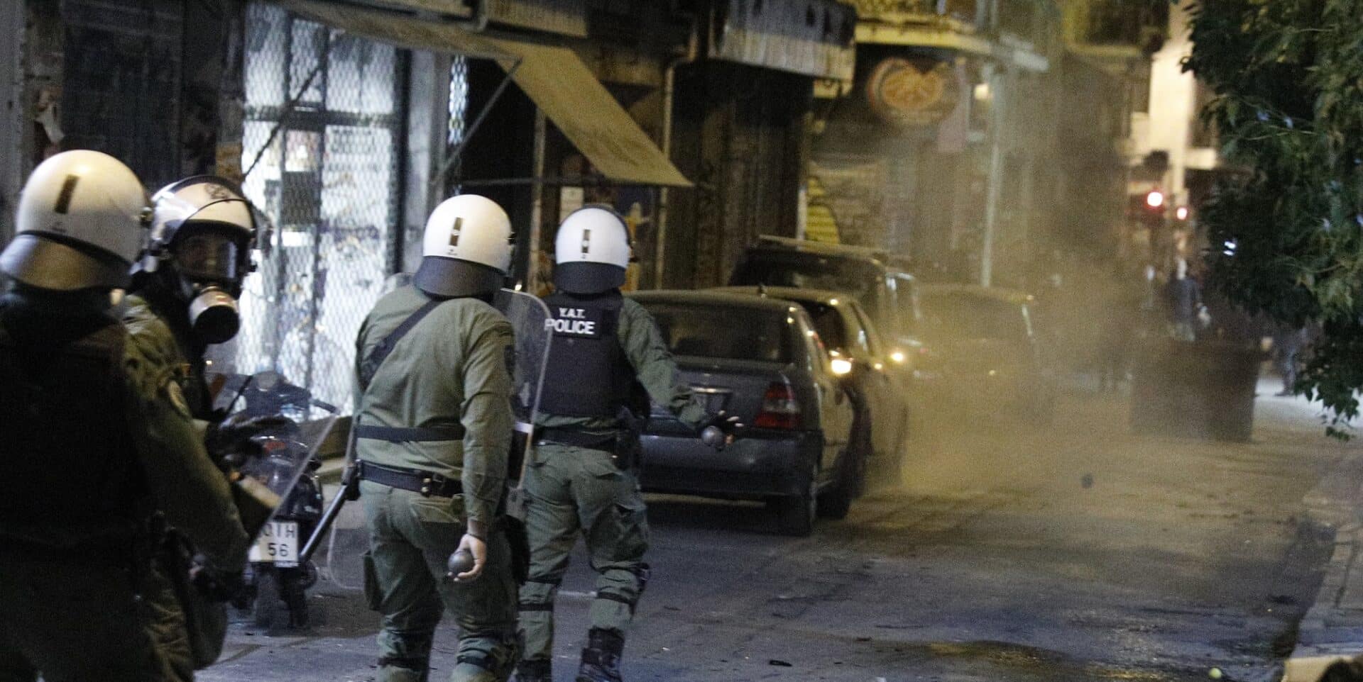 «Κλεφτοπόλεμος» αντιεξουσιαστών και αστυνομικών στα Εξάρχεια