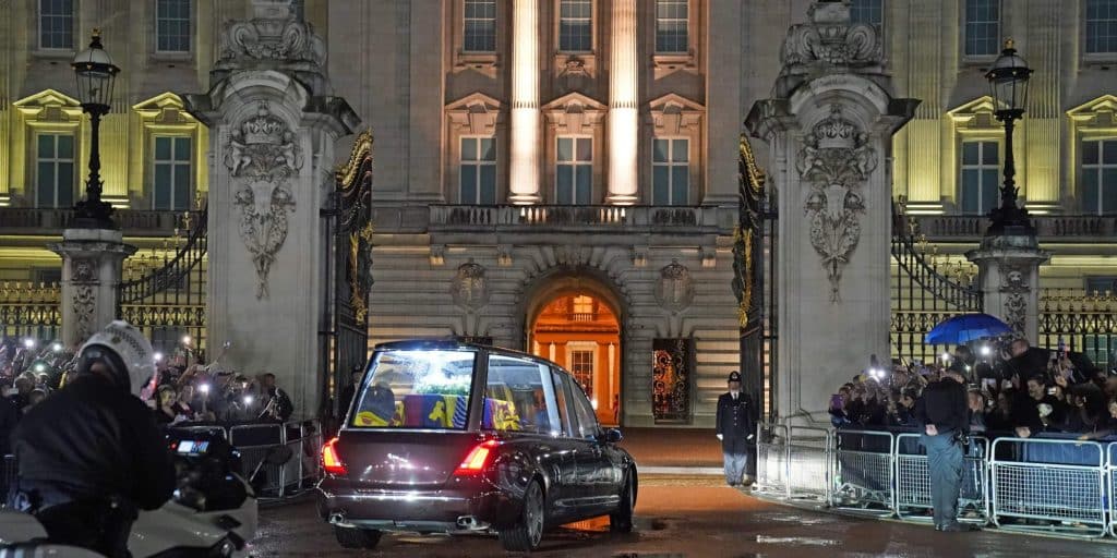 Το όχημα που μεταφέρει τη σορό της βασίλισσας Ελισάβετ περνά τις πύλες του Μπάκιγχαμ