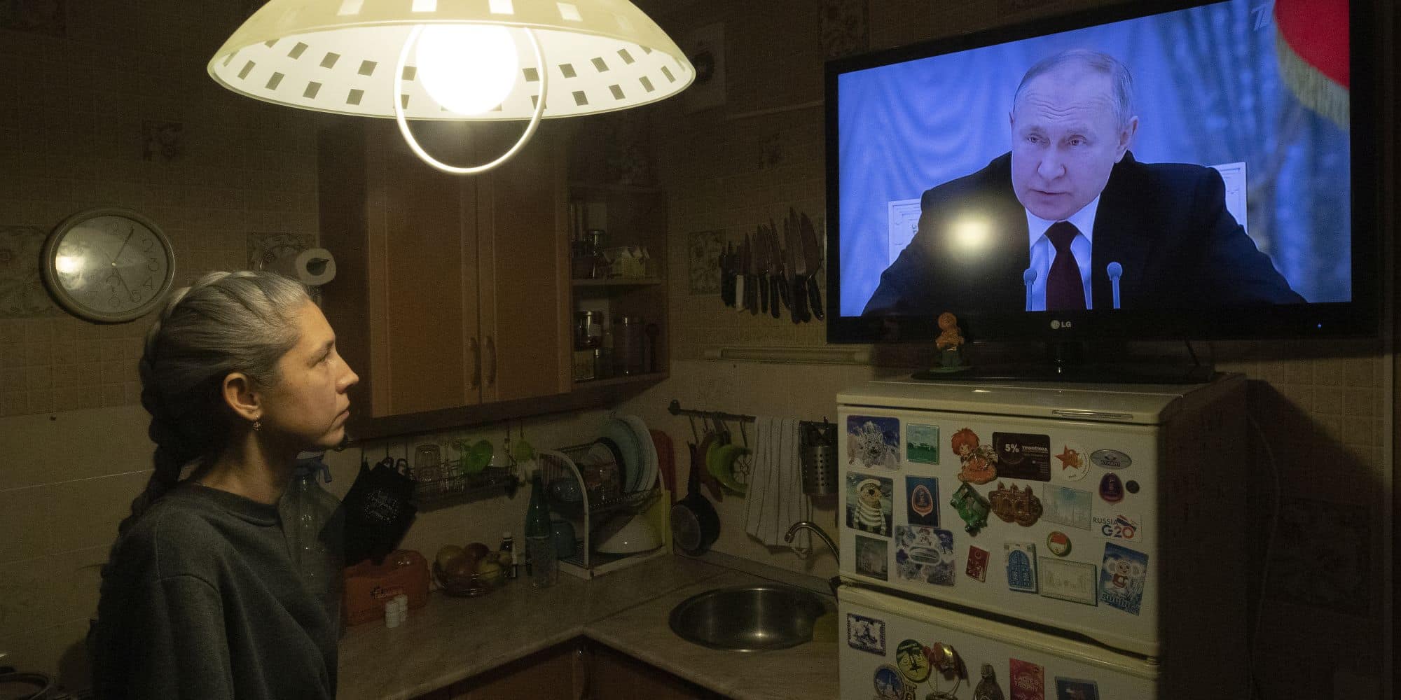 Γυναίκα ρωσόφωνη παρακολουθεί τον Πούτιν στην τηλεόραση