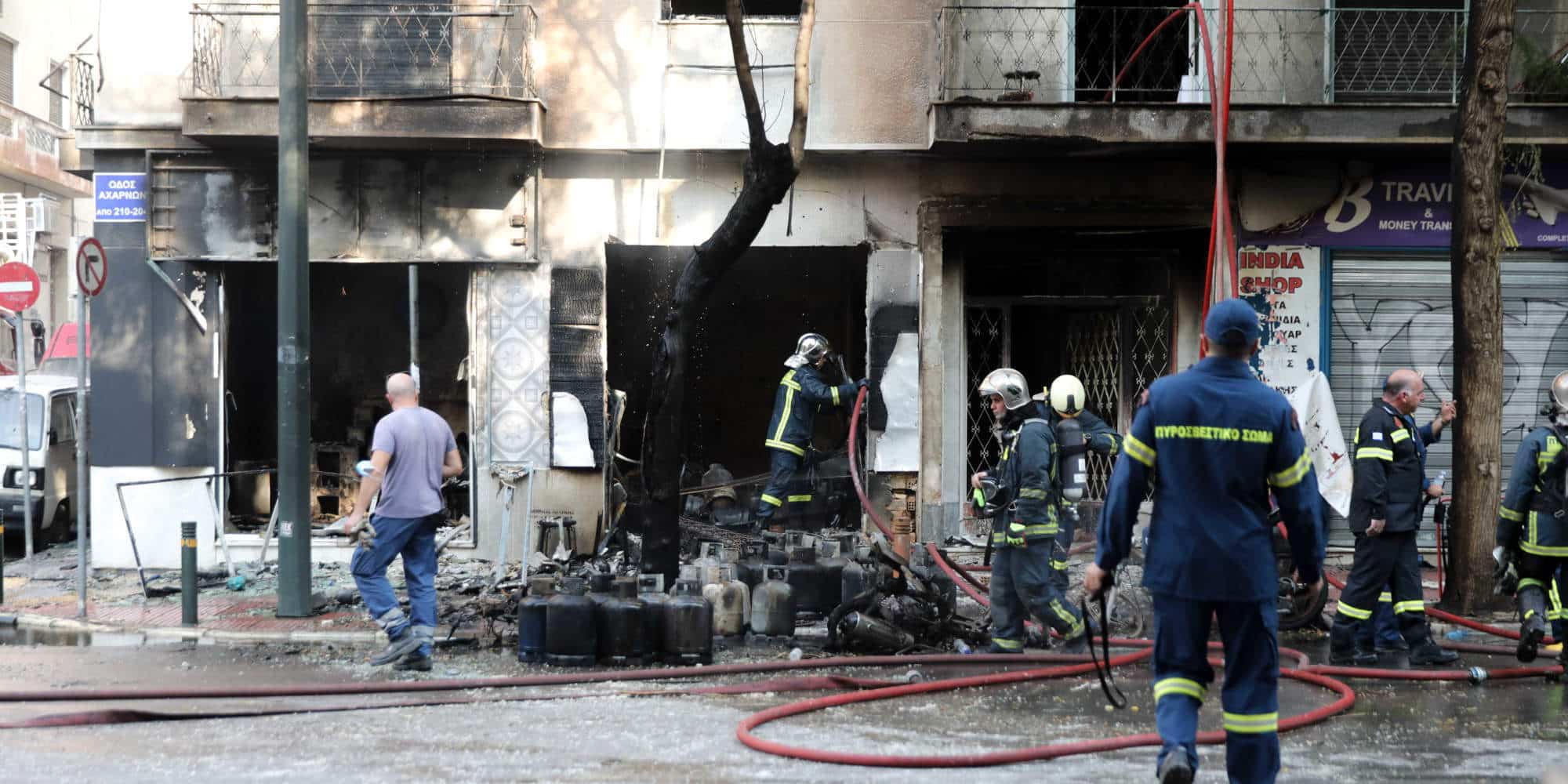 Πυροσβέστες στο κατάστημα επί της Αχαρνών που πήρε φωτιά