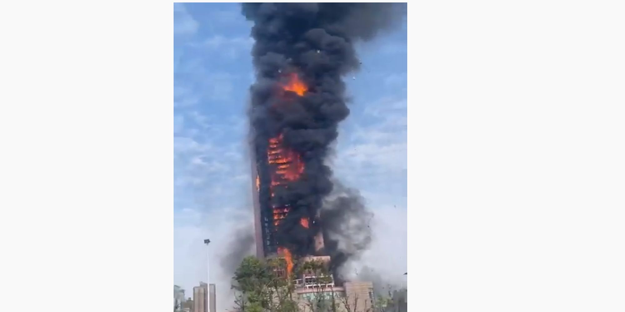 Φωτιά σε ουρανοξύστη στην Κίνα