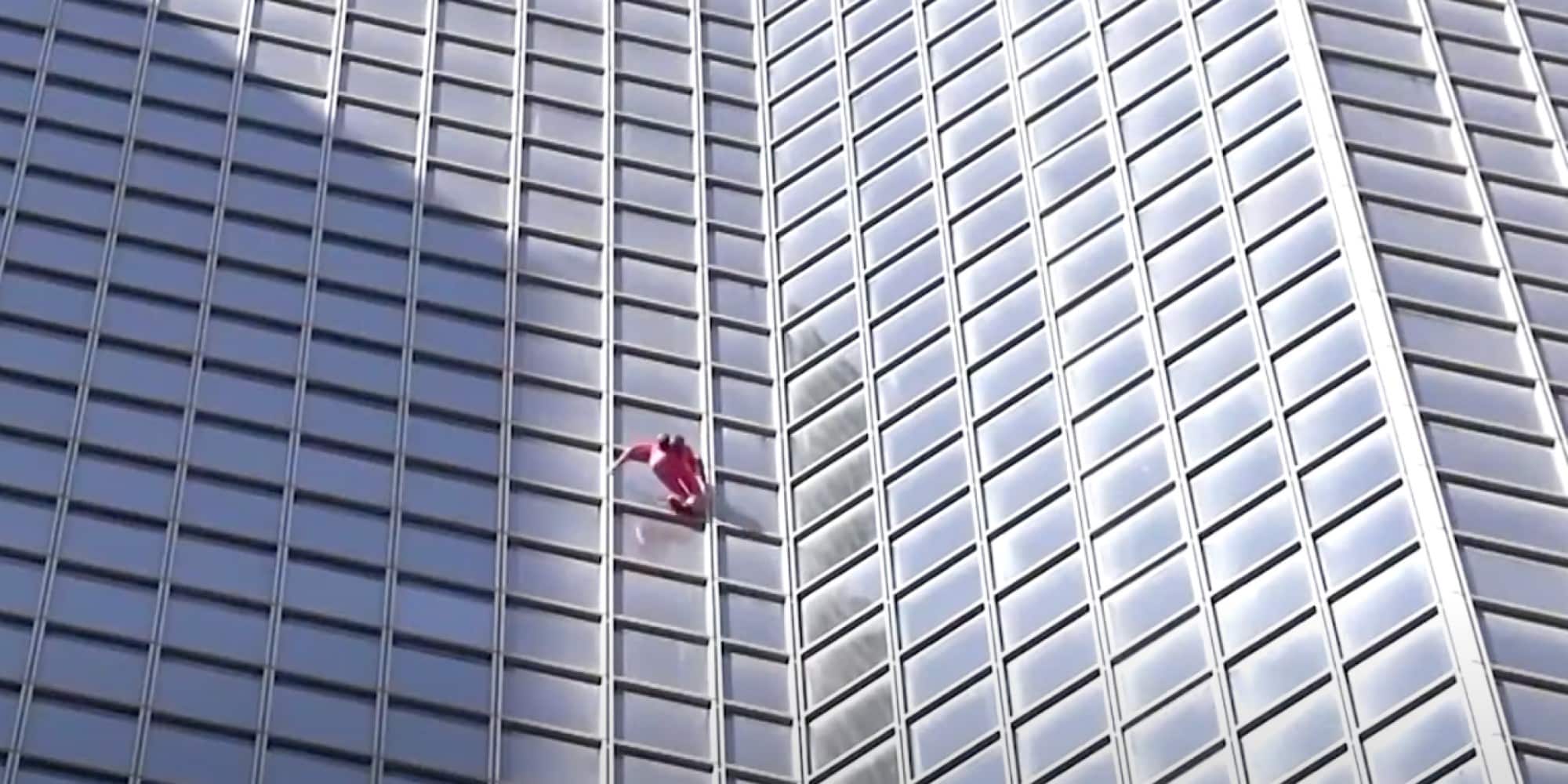 Ο «Γάλλος Spiderman» έγινε 60 ετών και σκαρφάλωσε σε ουρανοξύστη 187 μέτρων στο Παρίσι