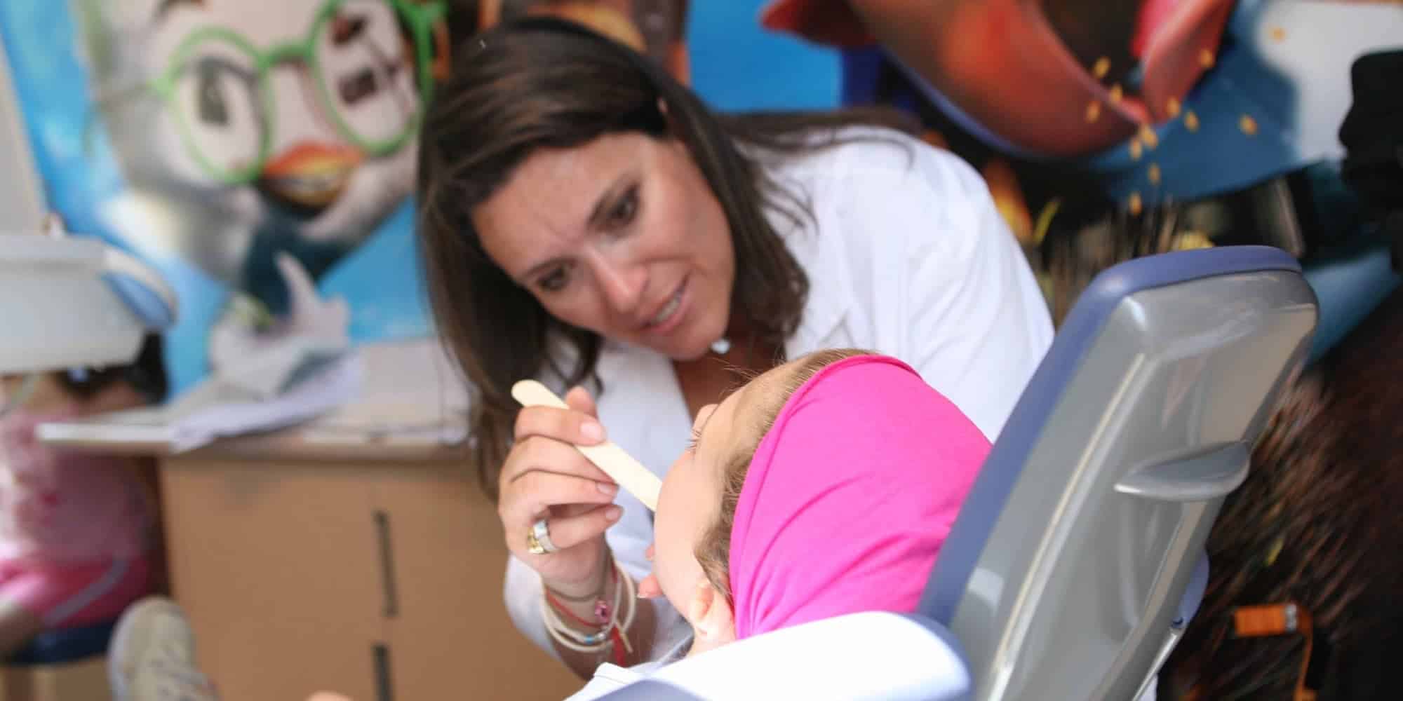 Προσωπικός γιατρός - Γιατρός εξετάζει ένα παιδί