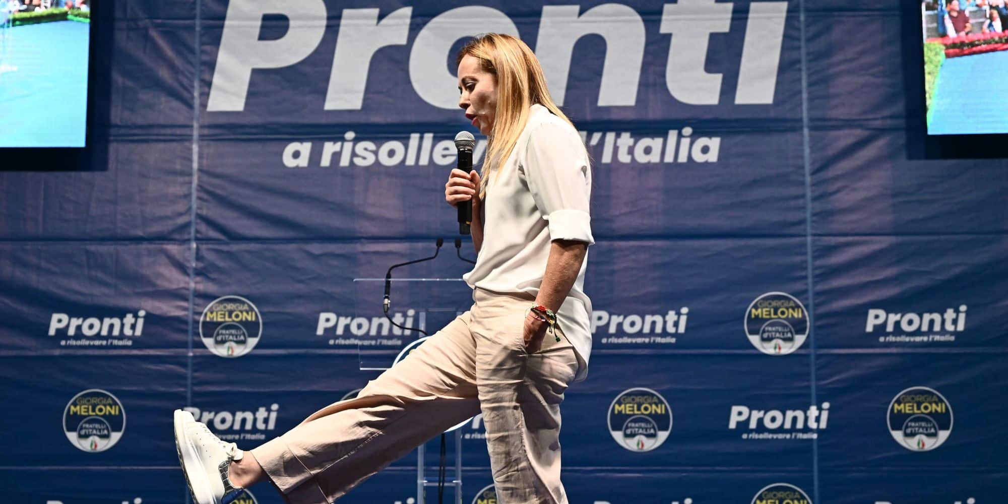 H Ιταλίδα Τζόρτζια Μελόνι κρατά μικρόφωνο και περπατά