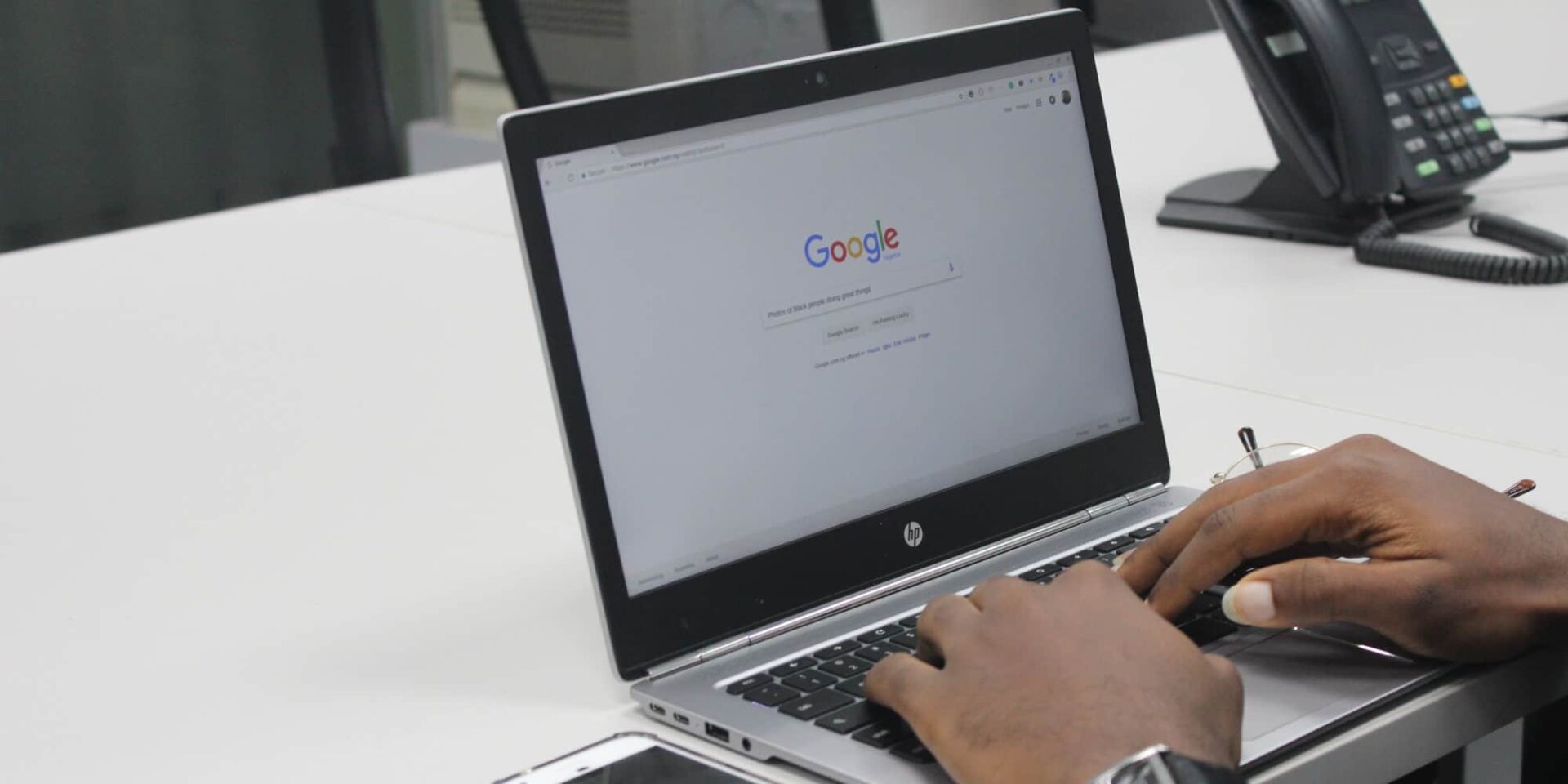 Καρτέλα της Google σε λάπτοπ