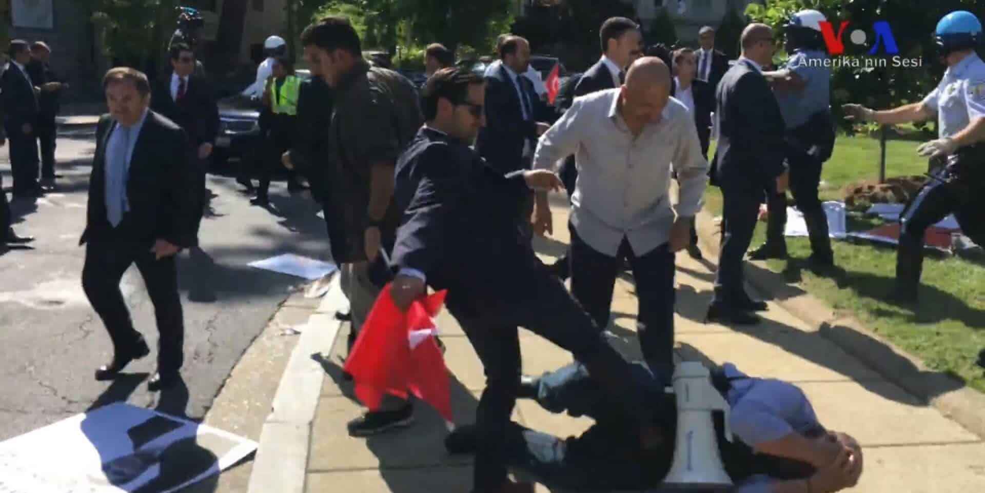 Σωματοφύλακες του Ερντογάν χτύπησαν Κούρδους διαδηλωτές στις ΗΠΑ