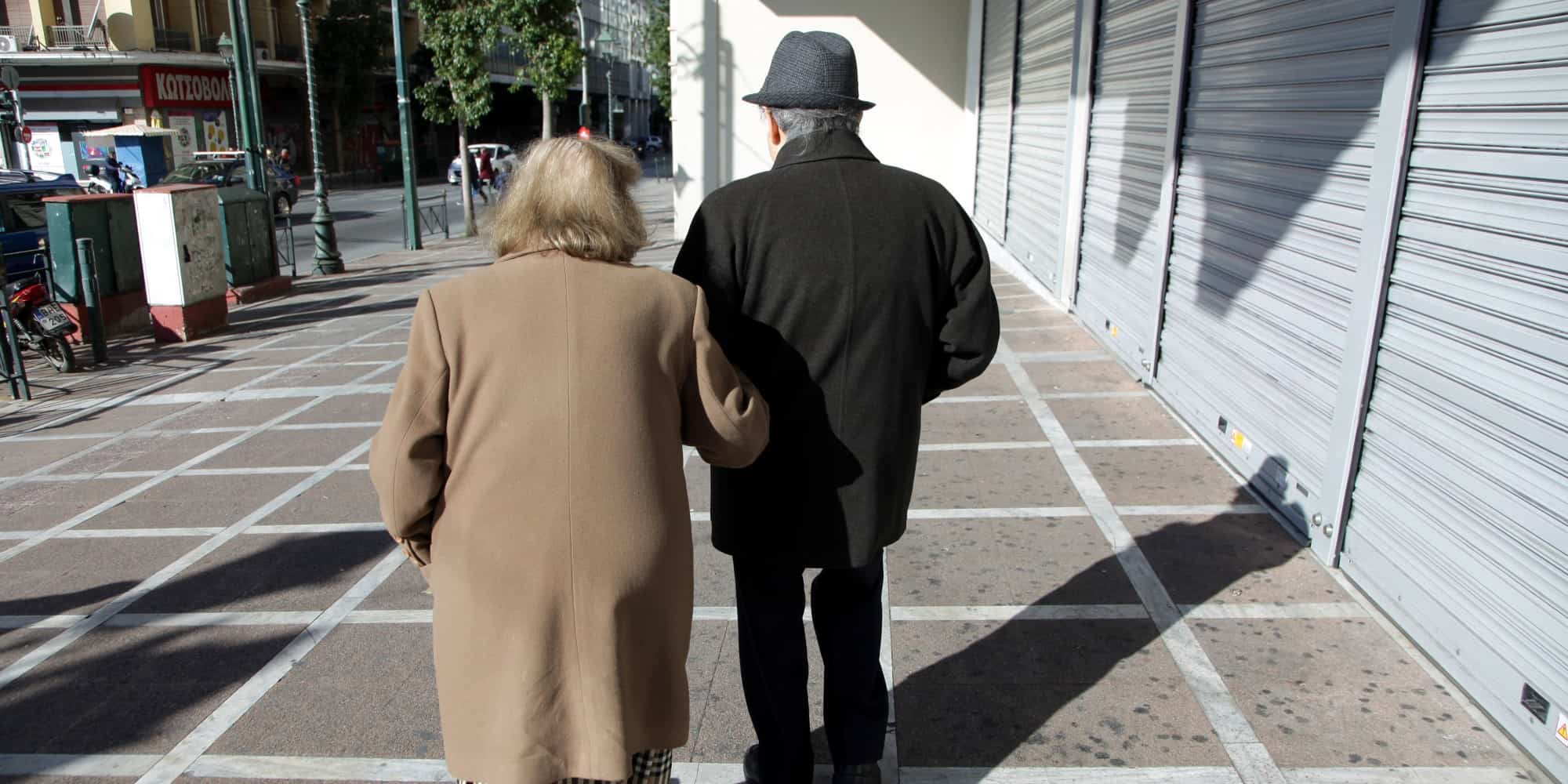 συντάξεις - Ηλικιωμένοι στο κέντρο της Αθήνας