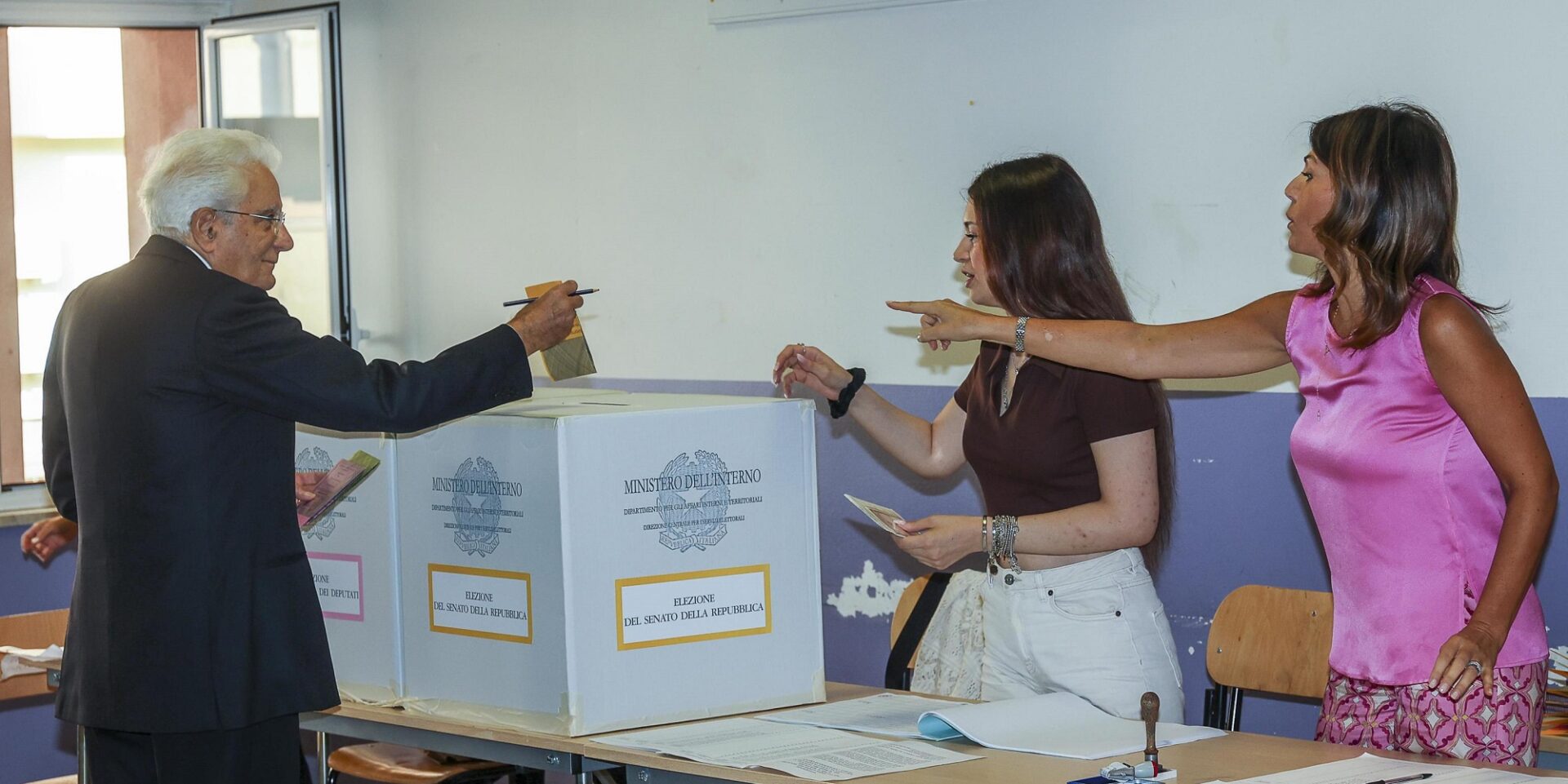 Τα μεσάνυχτα της Κυριακής κλείνουν οι κάλπες στην Ιταλία