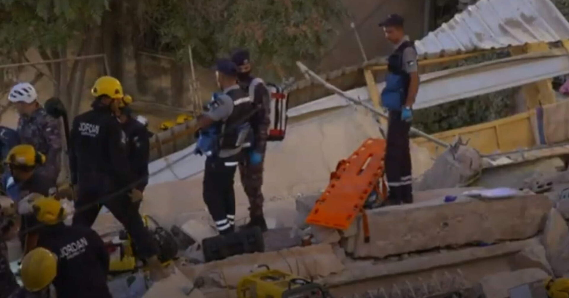 Σωστικά συνεργεία στο σημείο όπου κατέρρευσε κτίριο στην Ιορδανία