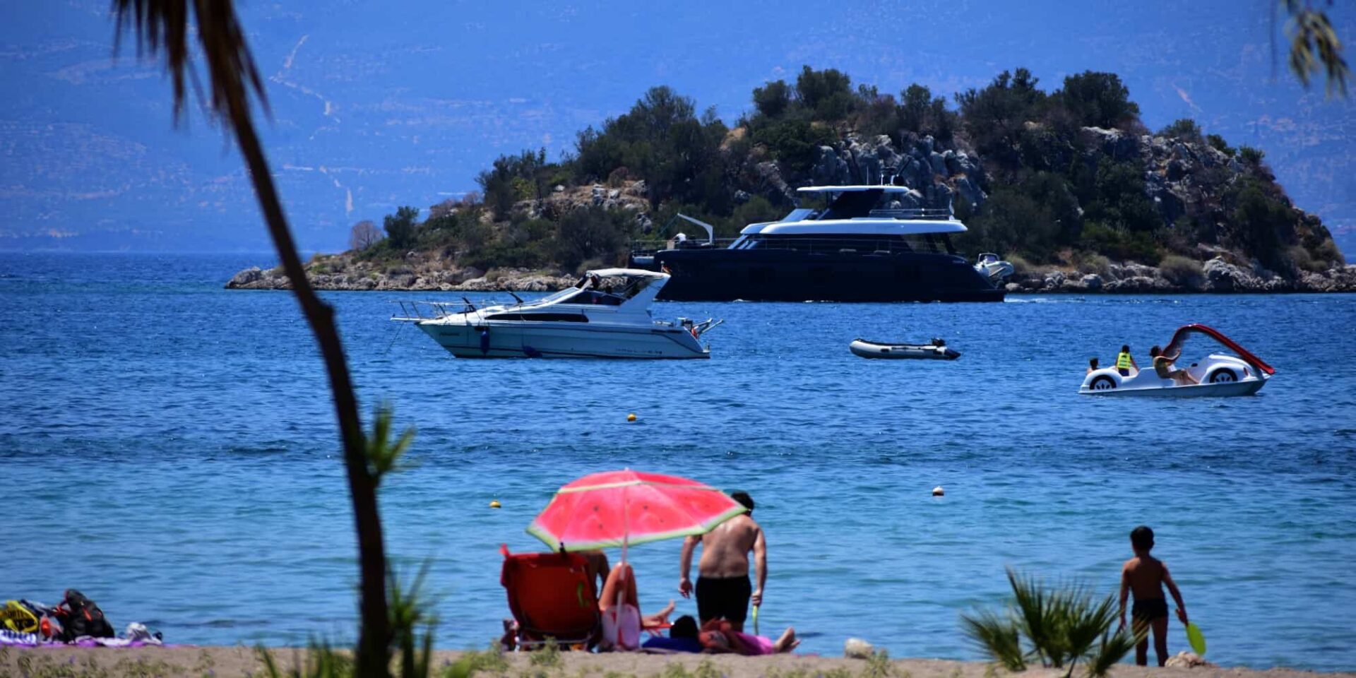 Κόσμος στην παραλία - καιρός