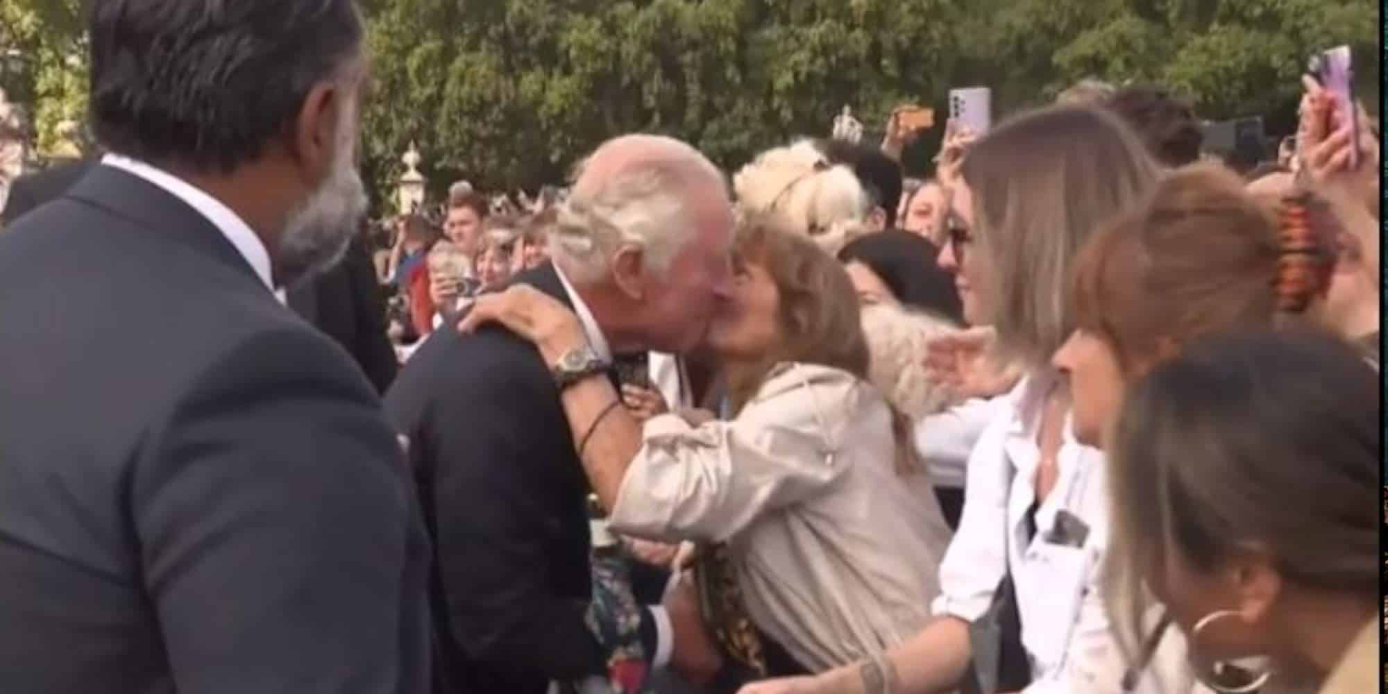 Ο Βασιλιάς Κάρολος δέχεται το φιλί μιας Κύπριας έξω από το Μπάκιγχαμ