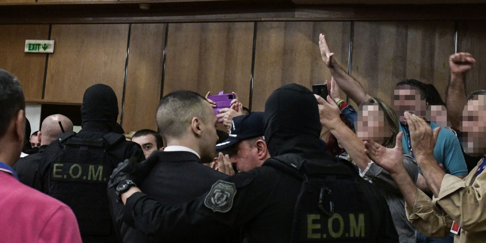 Οπαδοί του Ηλία Κασιδιάρη χαιρετούν ναζιστικά στη δίκη της Χρυσής Αυγής