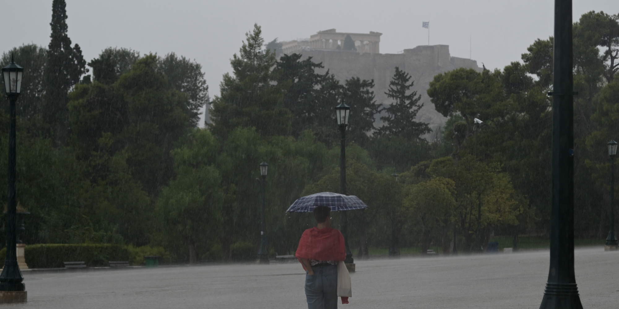 Καταιγίδα στη Διονυσίου Αρεοπαγίτου στο Κέντρο της Αθήνας