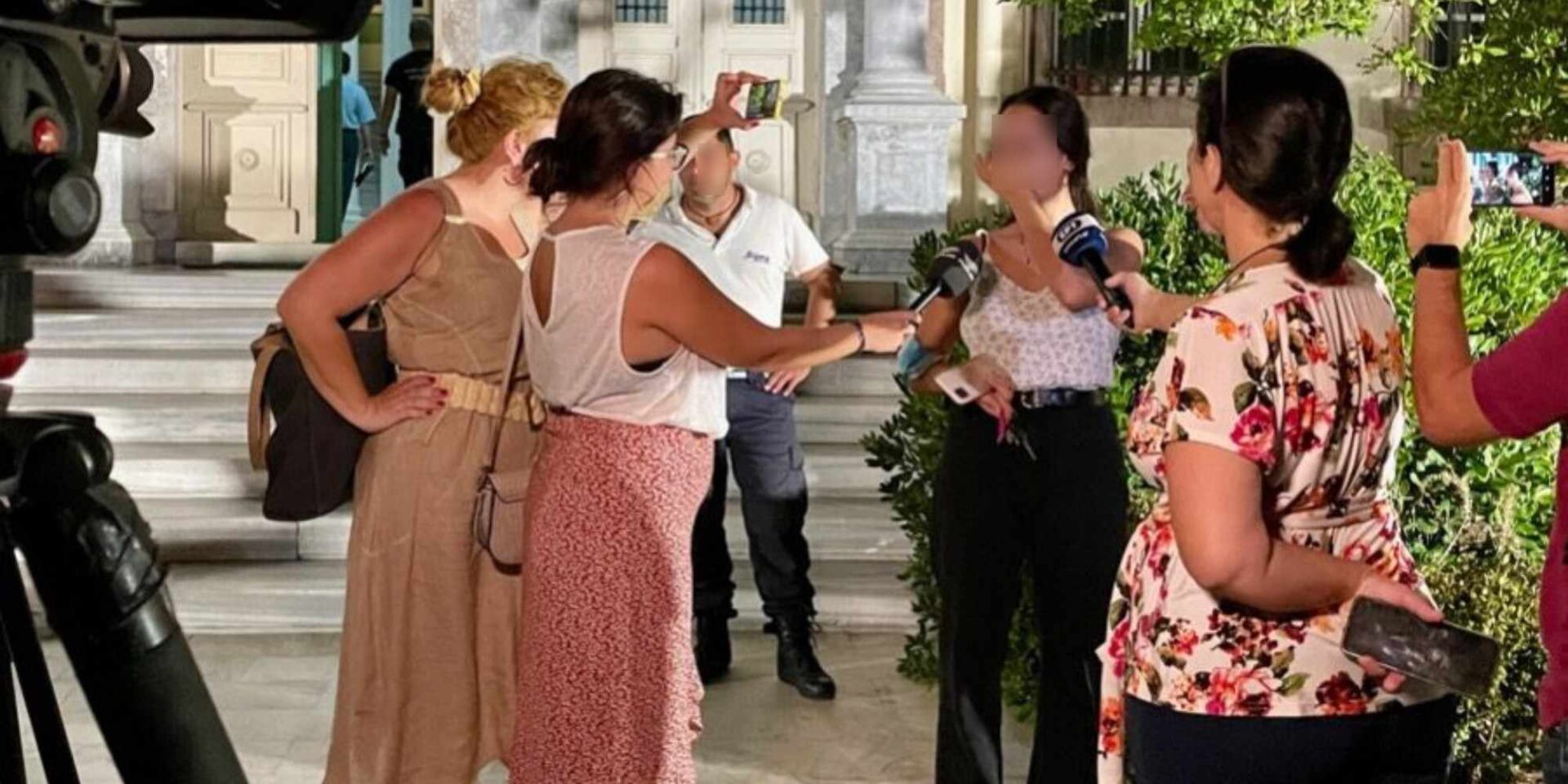 Δάκρυα συγκίνησης από μαθήτριες για τα 4 χρόνια αναμονής στην Μυτιλήνη για την απόφαση της Δικαιοσύνης