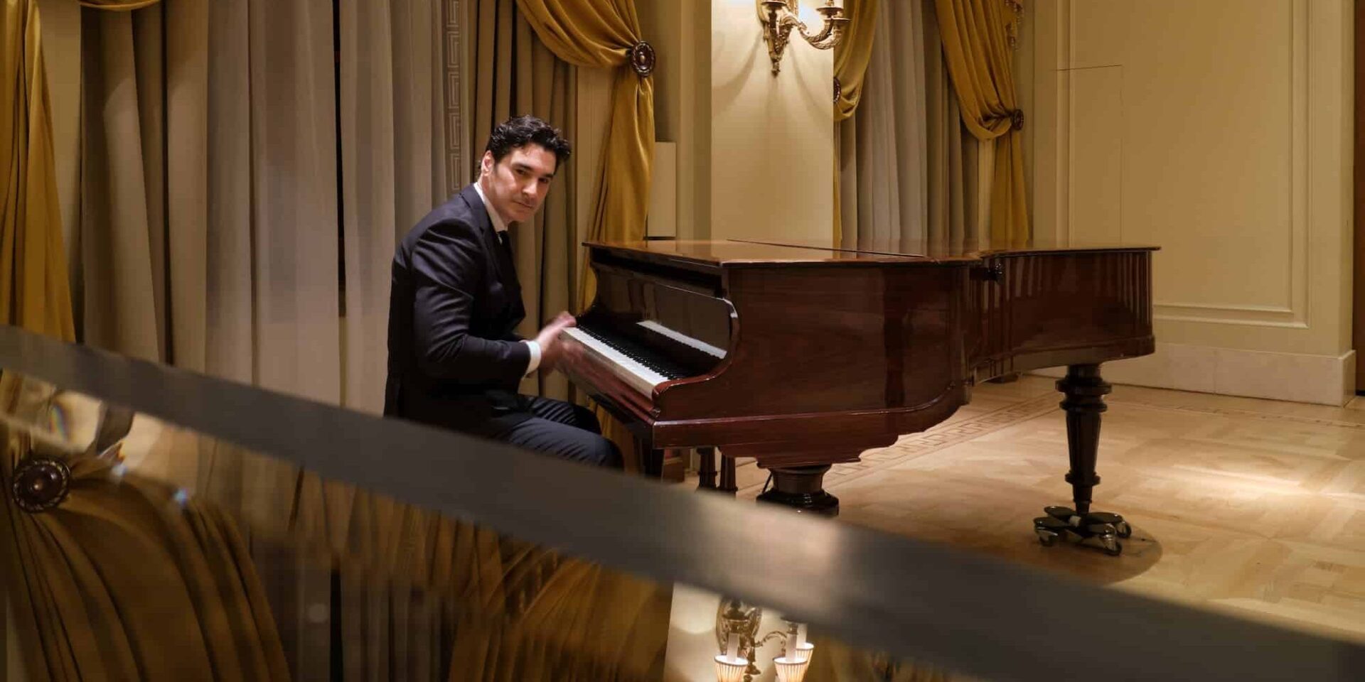 Ο Χριστόφορος Παπακαλιάτης στη σειρά Maestro