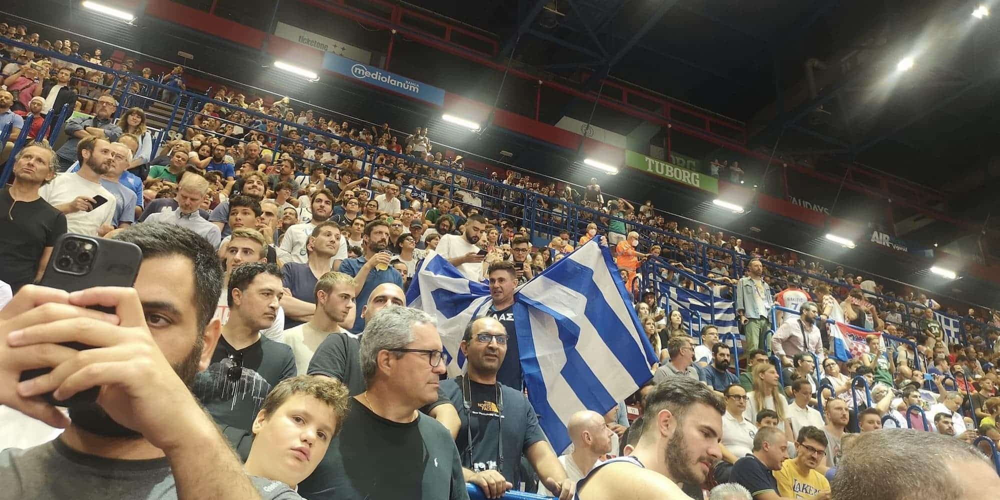 Με φανέλες Αντετοκούνμπο εκατοντάδες φίλαθλοι της Εθνικής