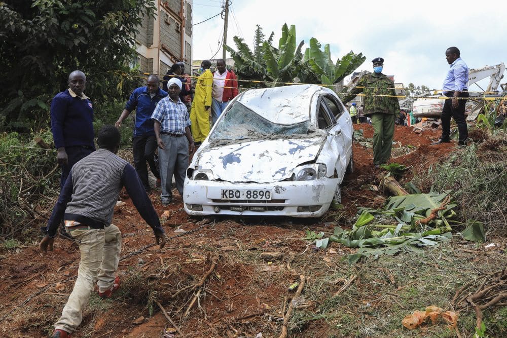 Κατεστραμμένο όχημα μετά από την κατάρρευση κτιρίου στην Κένυα