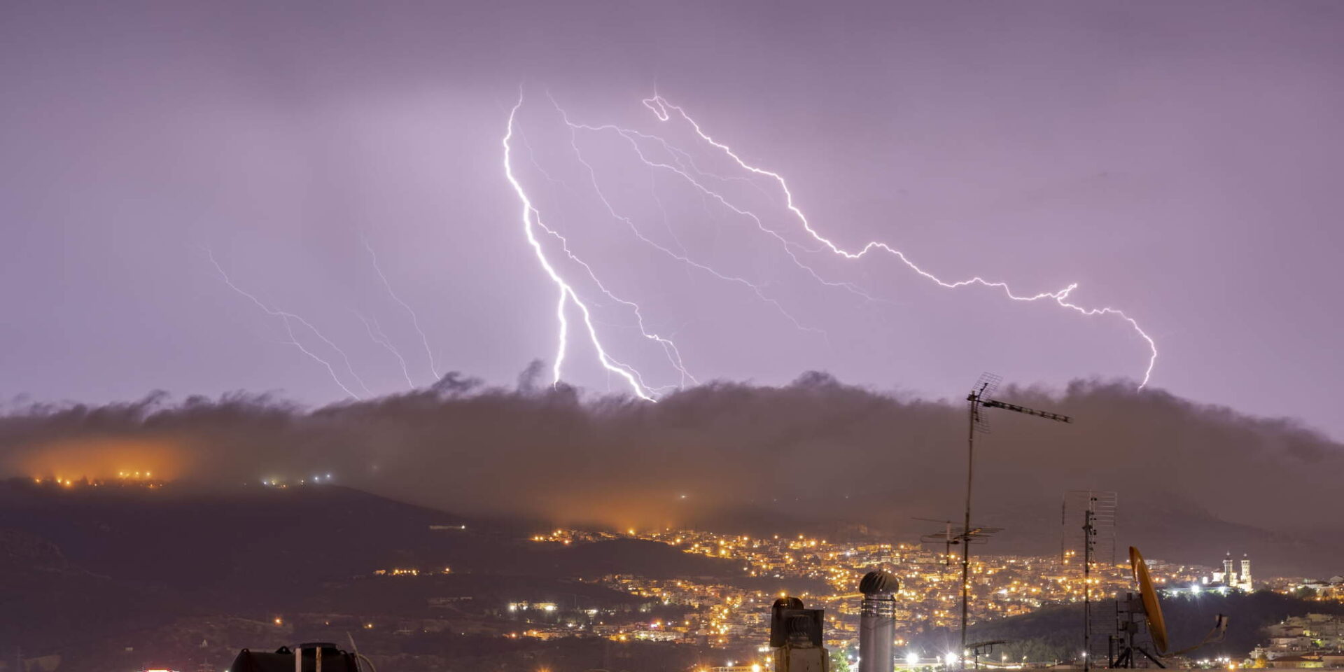 Άστατος καιρός και κεραυνοί πάνω από το λεκανοπέδιο της Αττικής