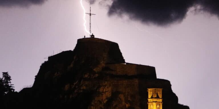 Έκτακτο δελτίο επιδείνωσης από την ΕΜΥ: Έρχονται βροχές, καταιγίδες και χαλάζι από σήμερα – Οι περιοχές που θα «χτυπήσει» η κακοκαιρία