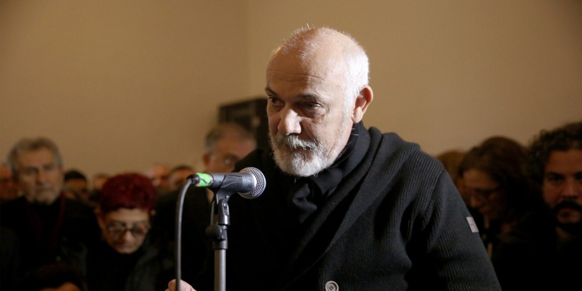 Ο Γιώργος Κιμούλης στην κηδεία του Μικρούτσικου