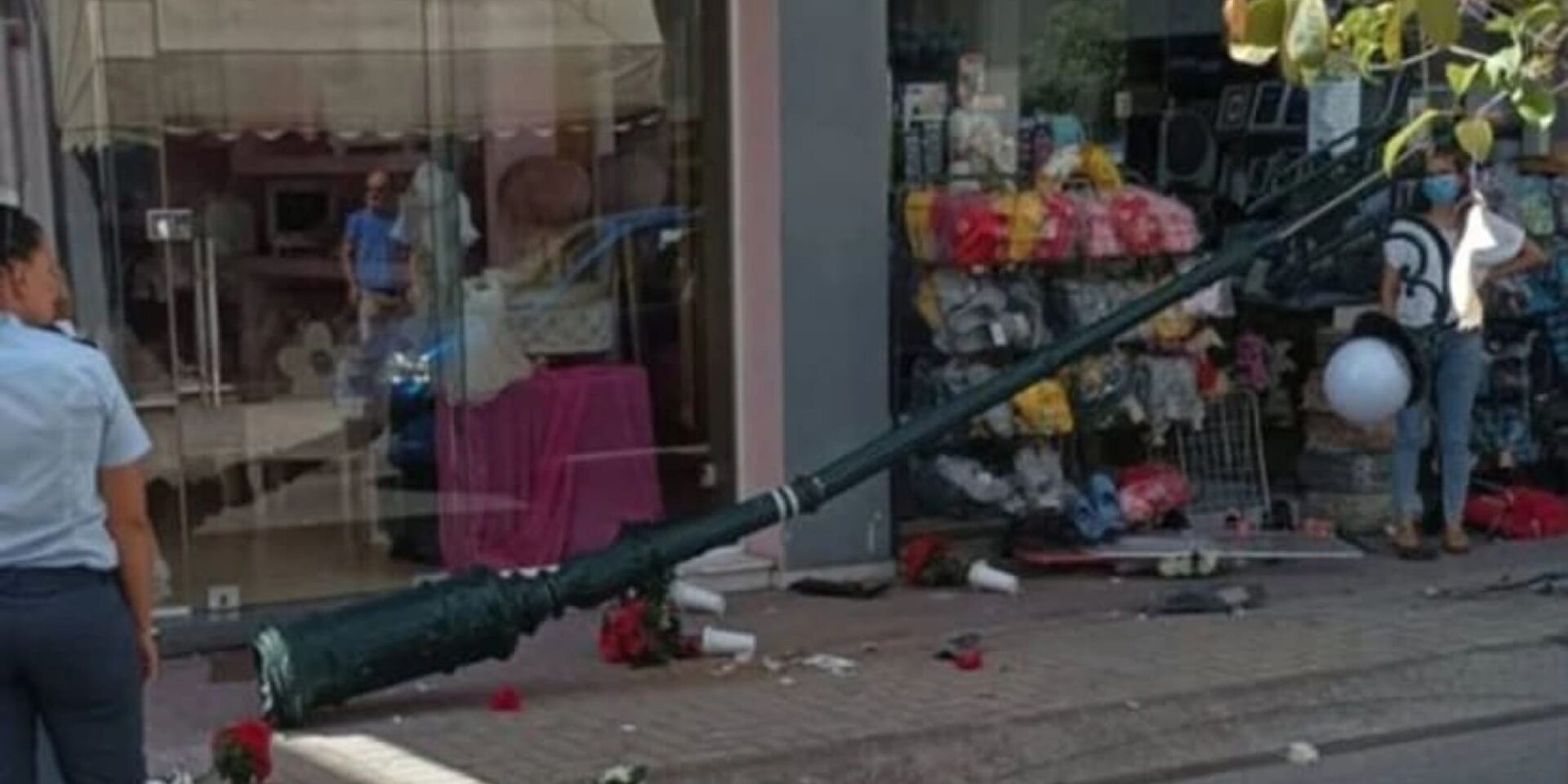Ανήλικη πήρε το αυτοκίνητο των γονιών της, ξήλωσε κολώνα και τραυμάτισε περαστικό στον Πύργο - Πύργος