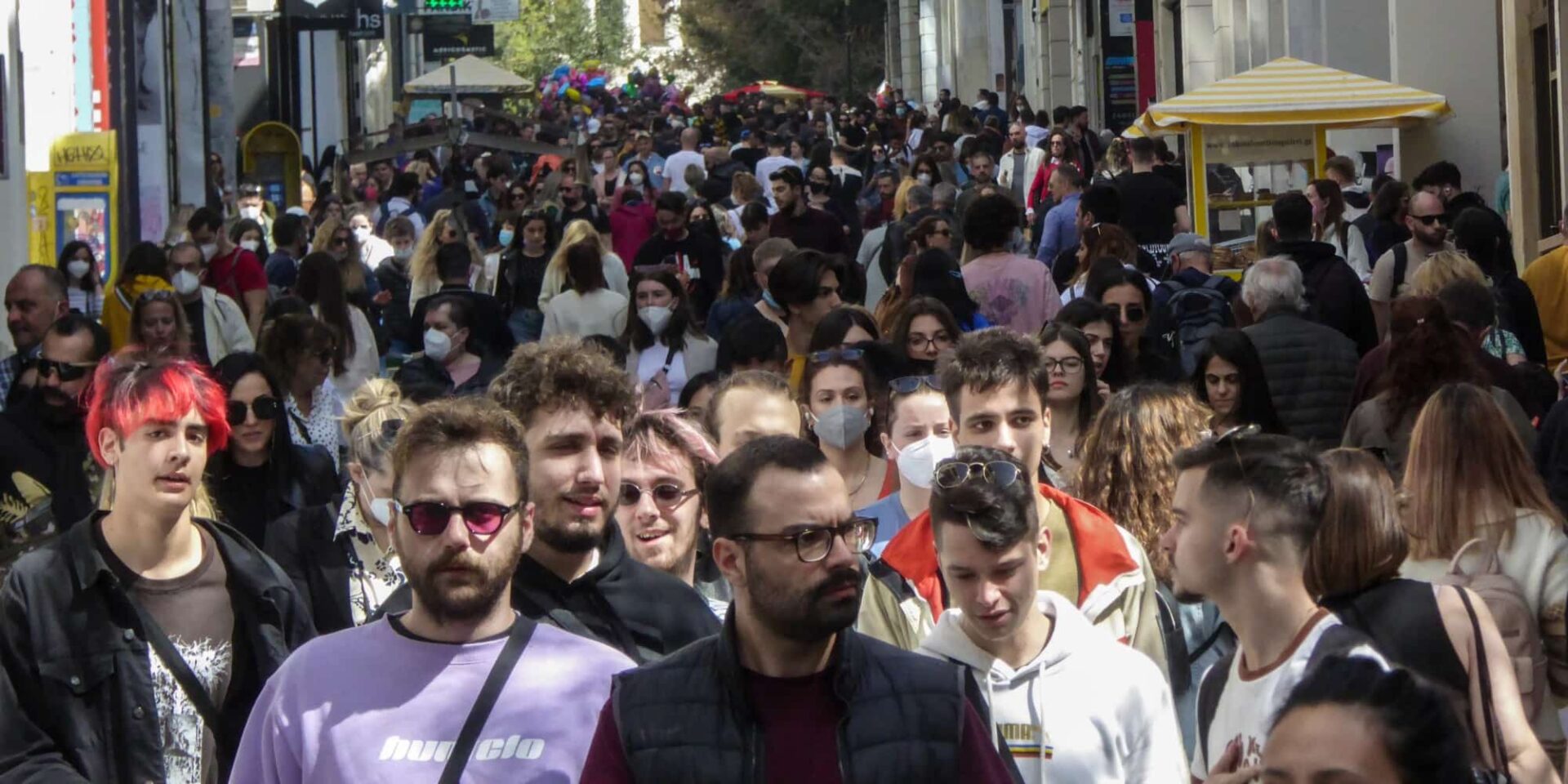 Κόσμος περπατάει στην Ερμού