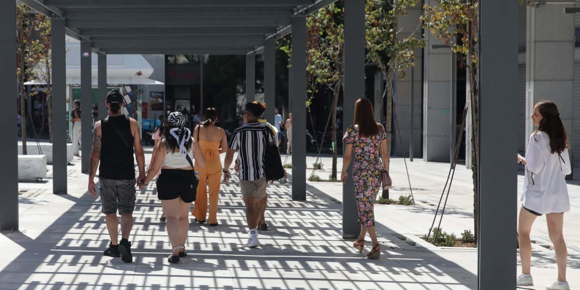 Κόσμος κάνει βόλτα στο Σύνταγμα - κρούσματα