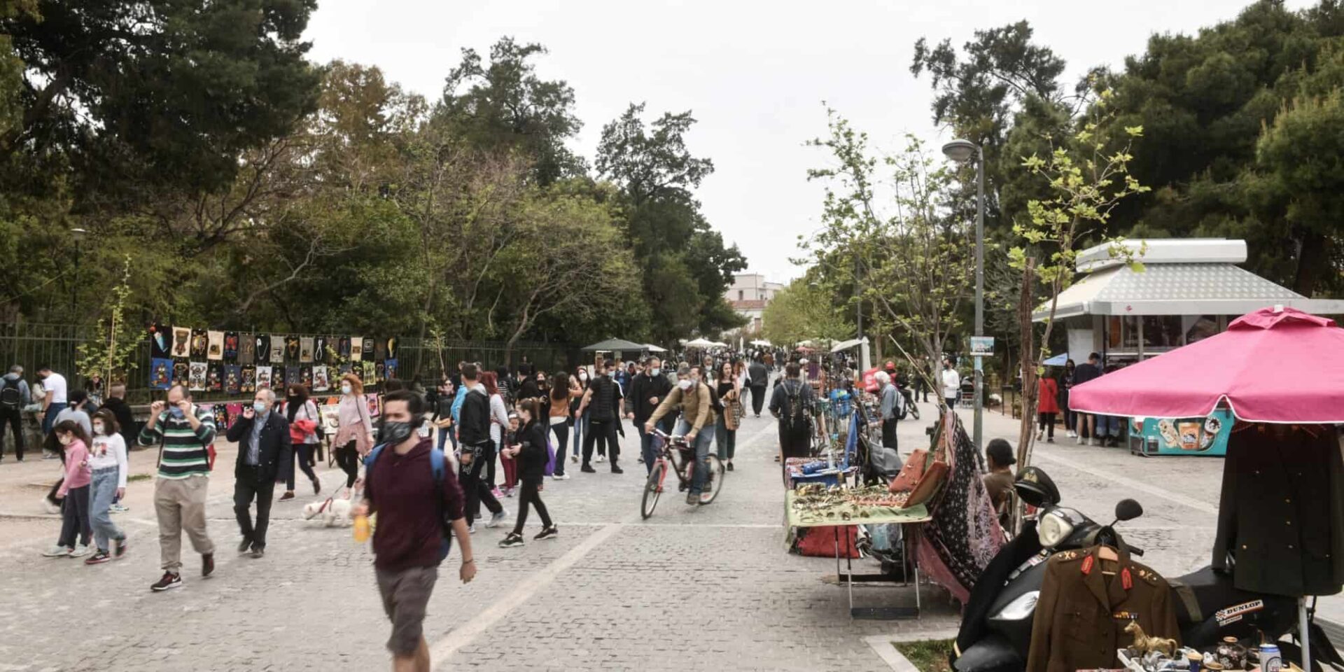 Κόσμος κάνει βόλτα στο Θησείο - Ελλάδα - Πάσχα