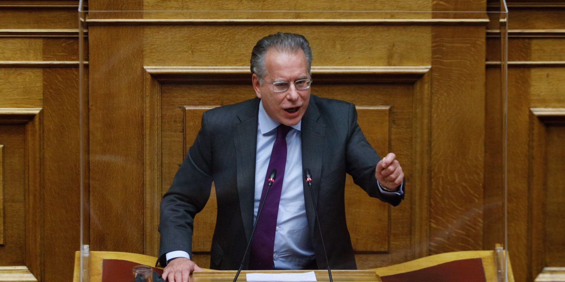 Ο Γιώργος Κουμουτσάκος από το βήμα της Βουλής