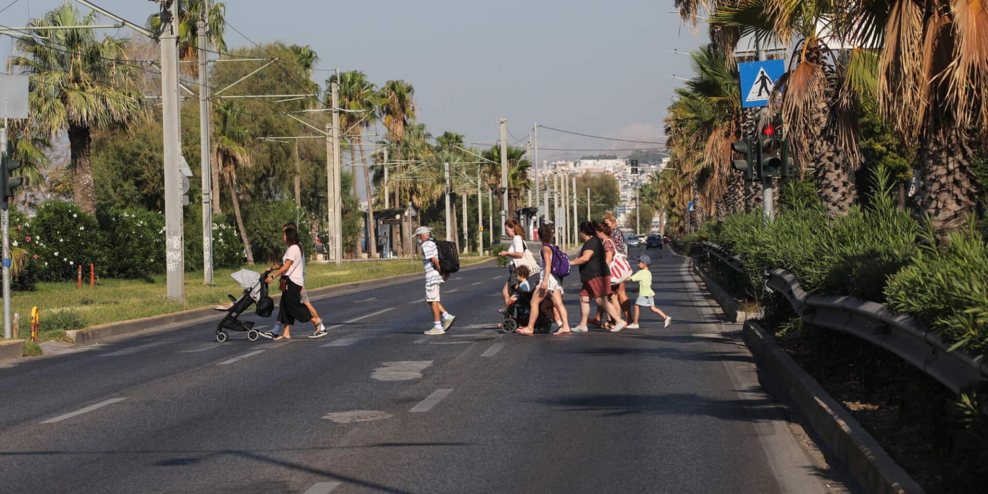 Πεζοί διασχίζουν τη Λεωφόρο Ποσειδώνος