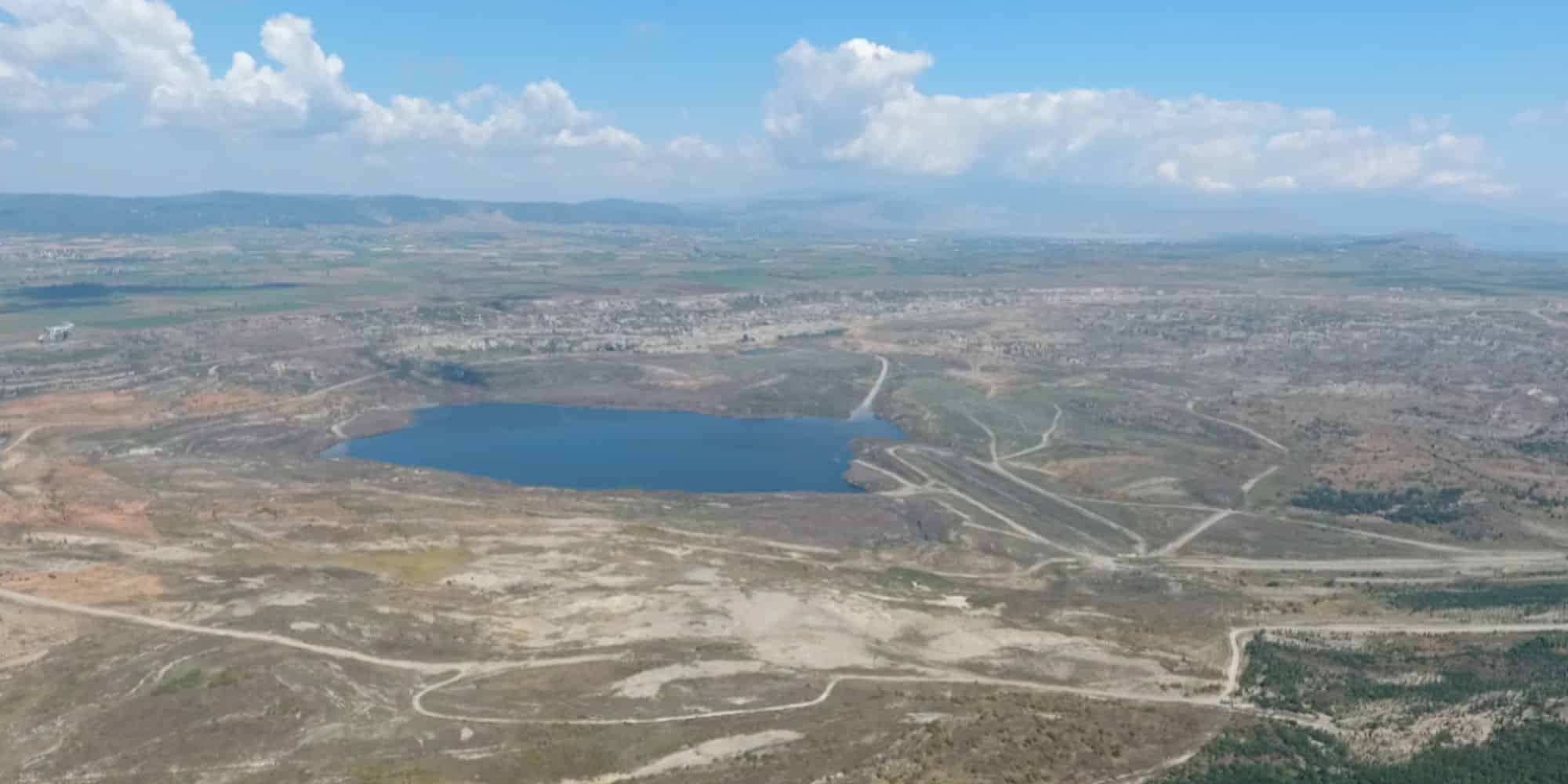 Η λίμνη σε ανενεργό ορυχείο στο Αμύνταιο από μακριά