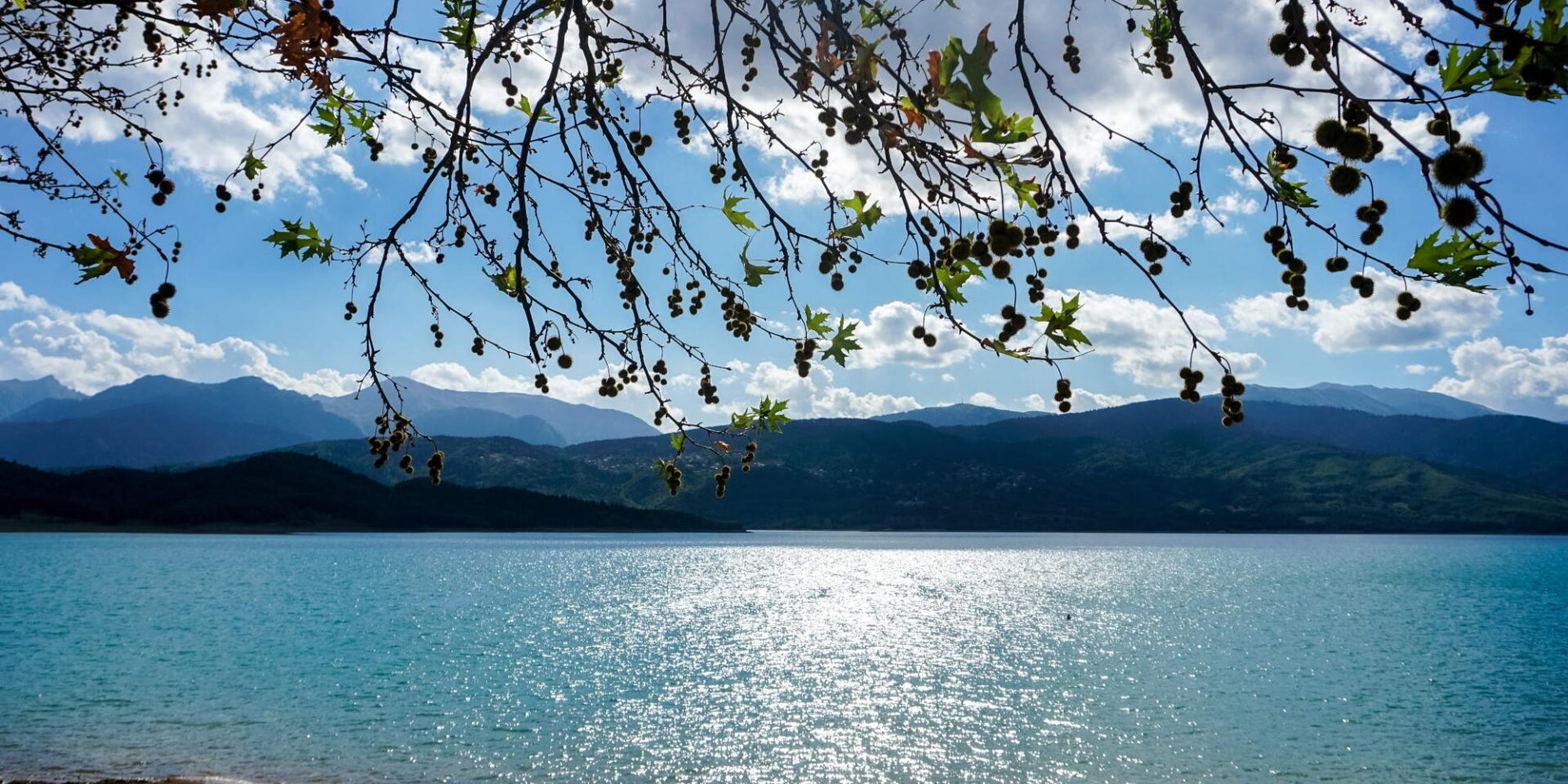 Ηλιόλουστος καιρός με θέα τη Λίμνη Πλαστήρα