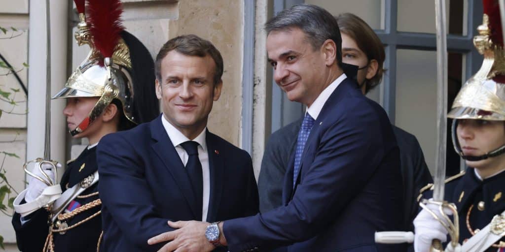 Ο Γάλλος πρόεδρος Εμανουέλ Μακρόν με τον Έλληνα πρωθυπουργό, Κυριάκο Μητσοτάκη