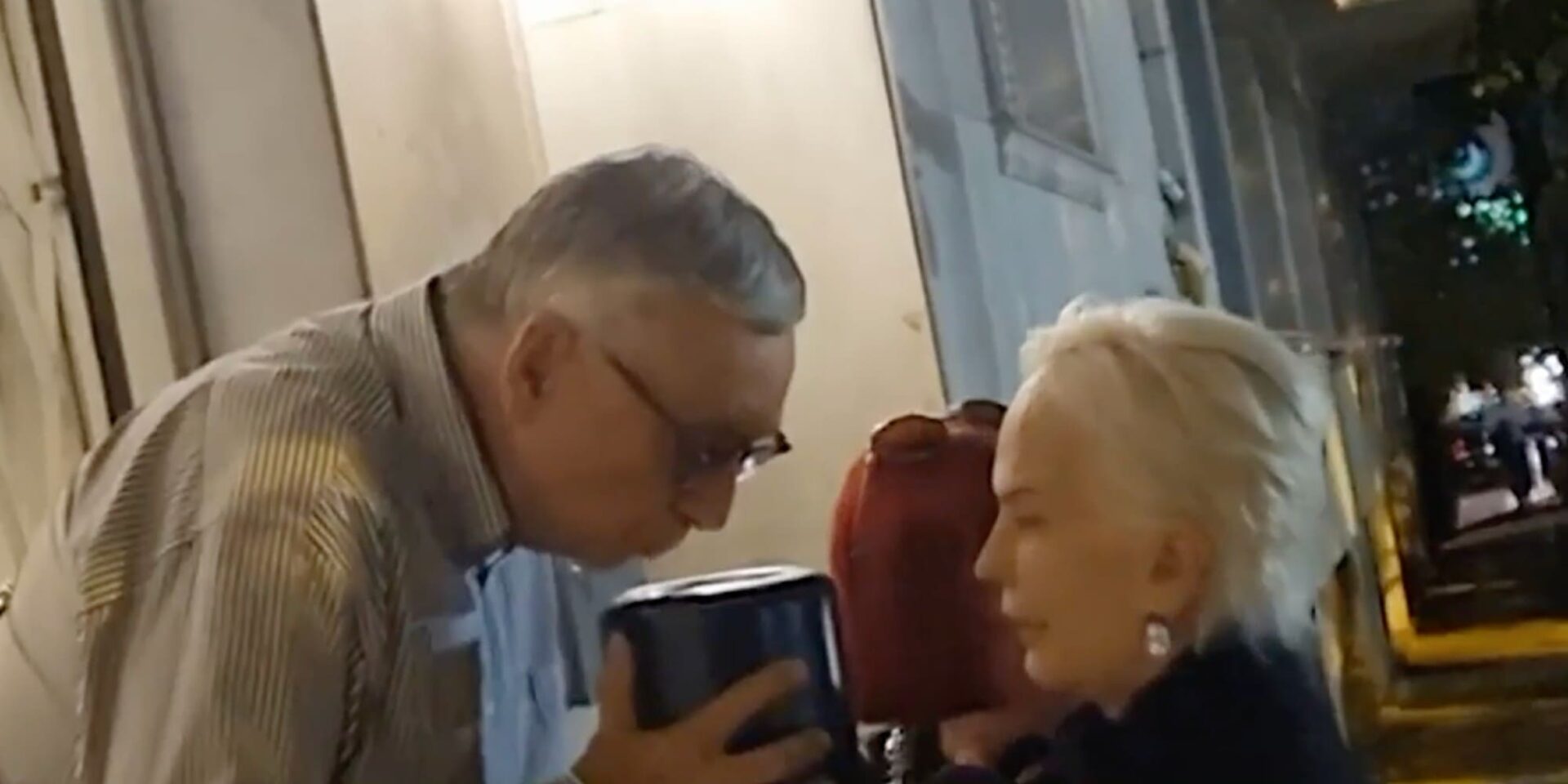 Ο Δημήτρης Σούρας παρέλαβε την τέφρα της Μάρθας Καραγιάννη - Μάρθα Καραγιάννη