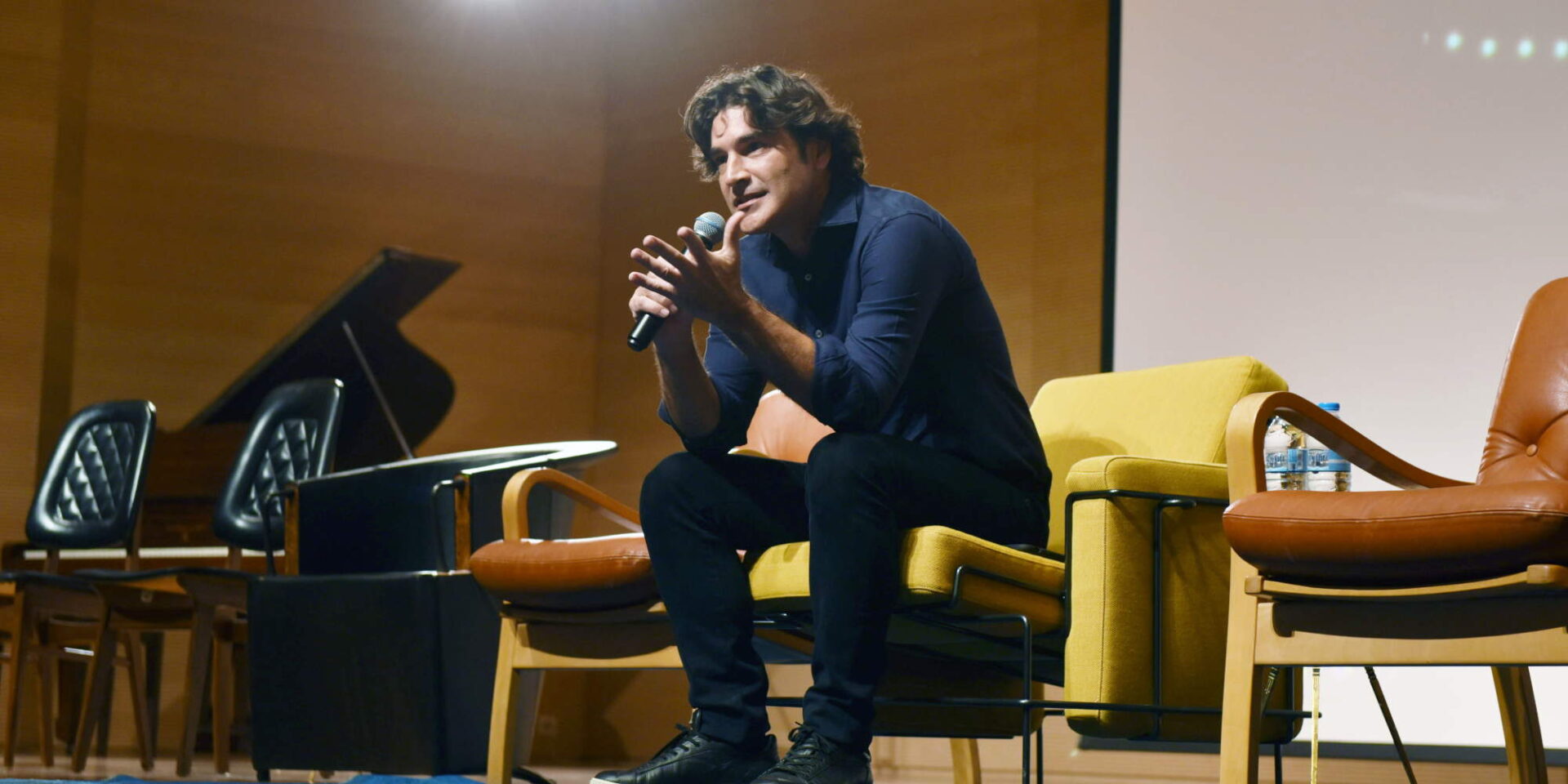 Ο Χριστόφορος Παπακαλιάτης παρουσιάζει τη νέα του σειρά Maestro