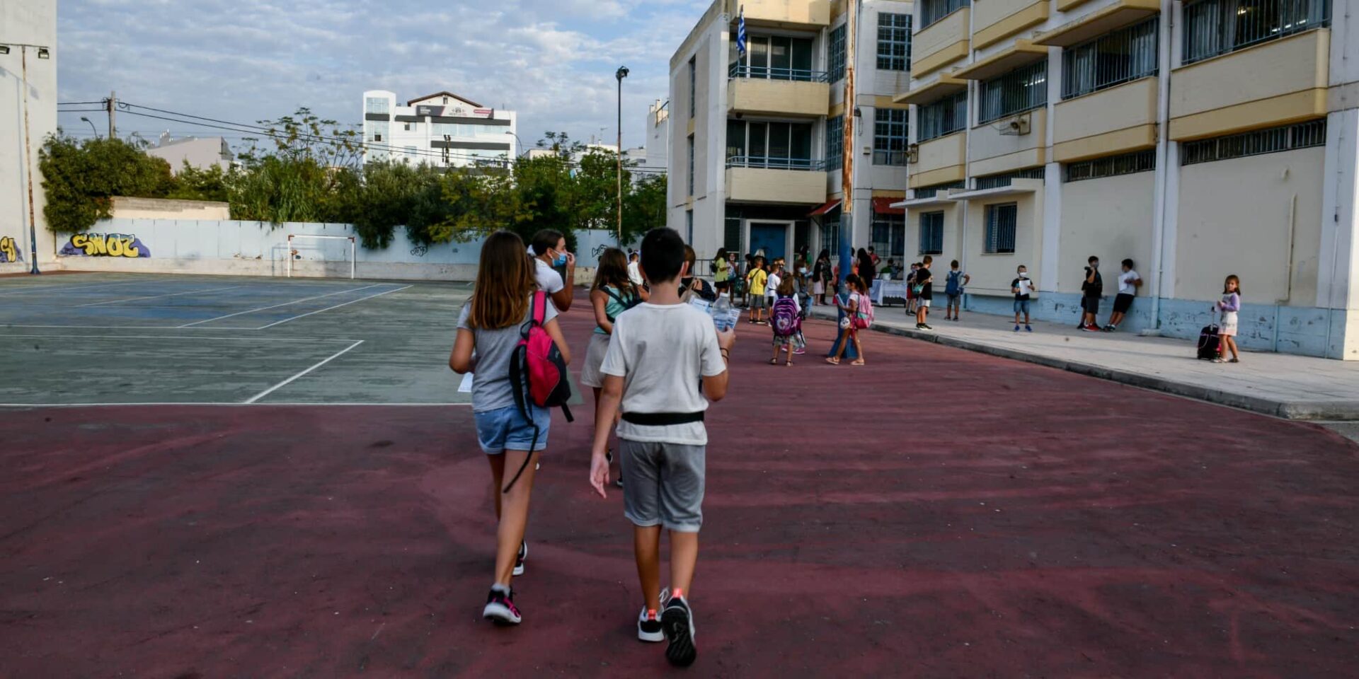 Μαθητές στον προαύλιο χώρο του σχολείου