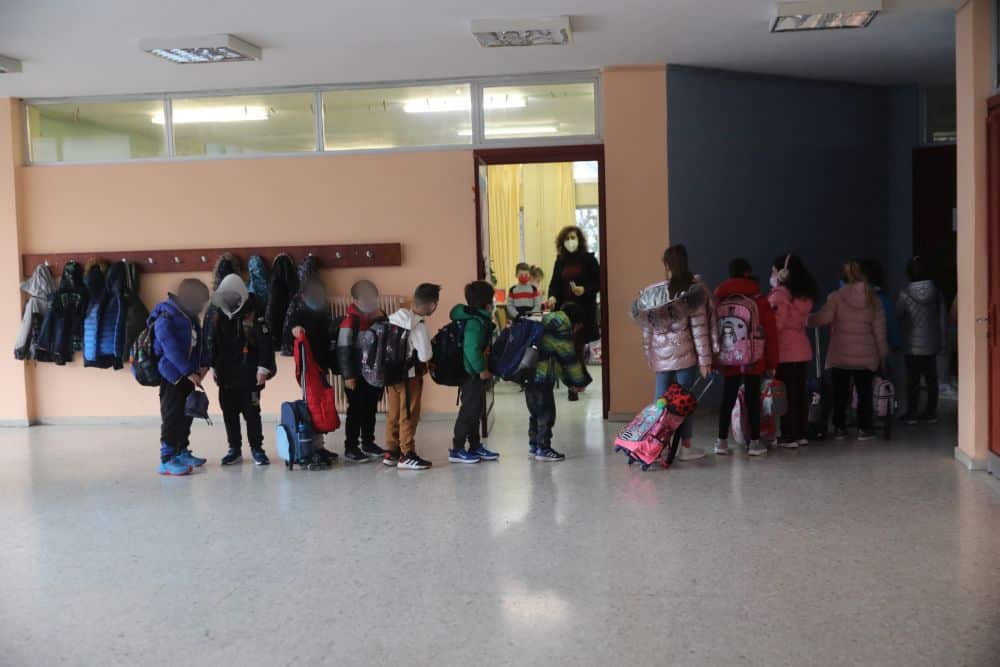 Μαθητές περιμένουν σε ουρά στο σχολείο