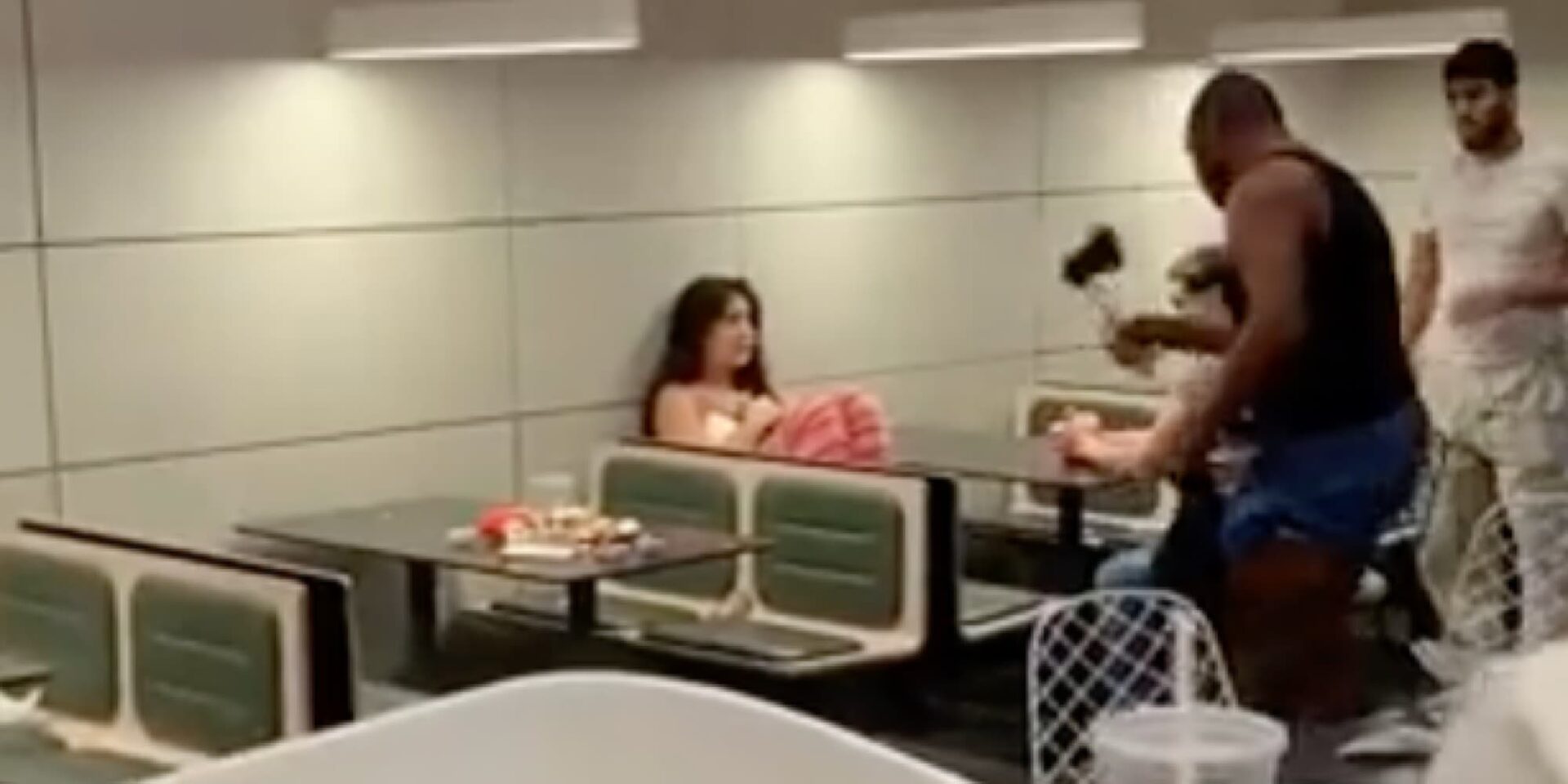 Άνδρας έβγαλε τσεκούρι στα McDonald's του Μανχάταν