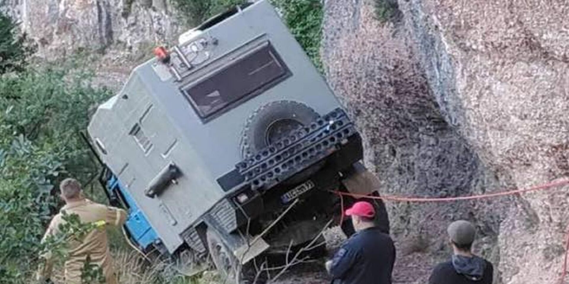 Τζιπ έτοιμο να πέσει σε γκρεμό στην Αχαΐα