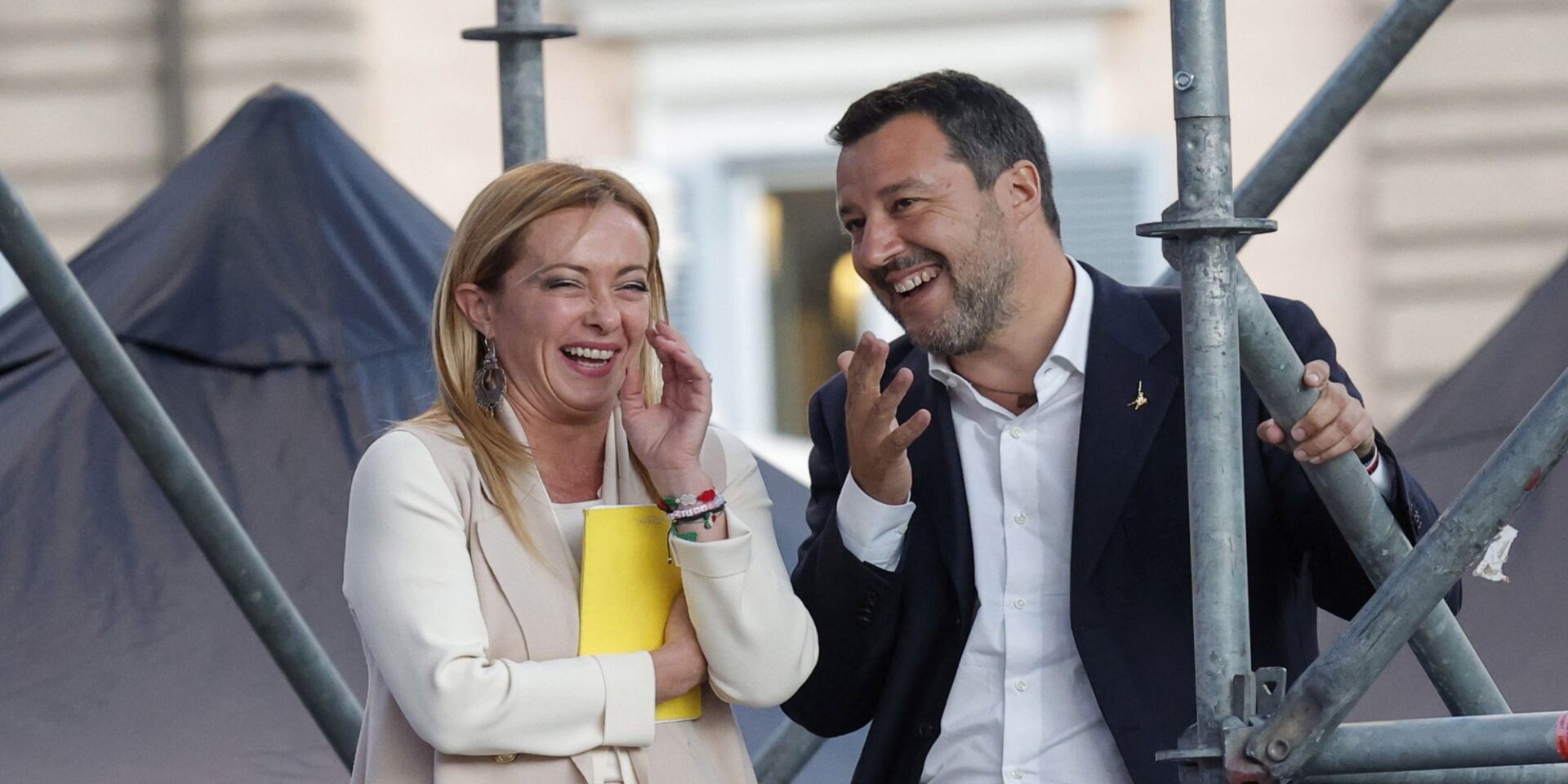 Η Τζόρτζια Μελόνι γελά μαζί με τον Ματέο Σαλβίνι
