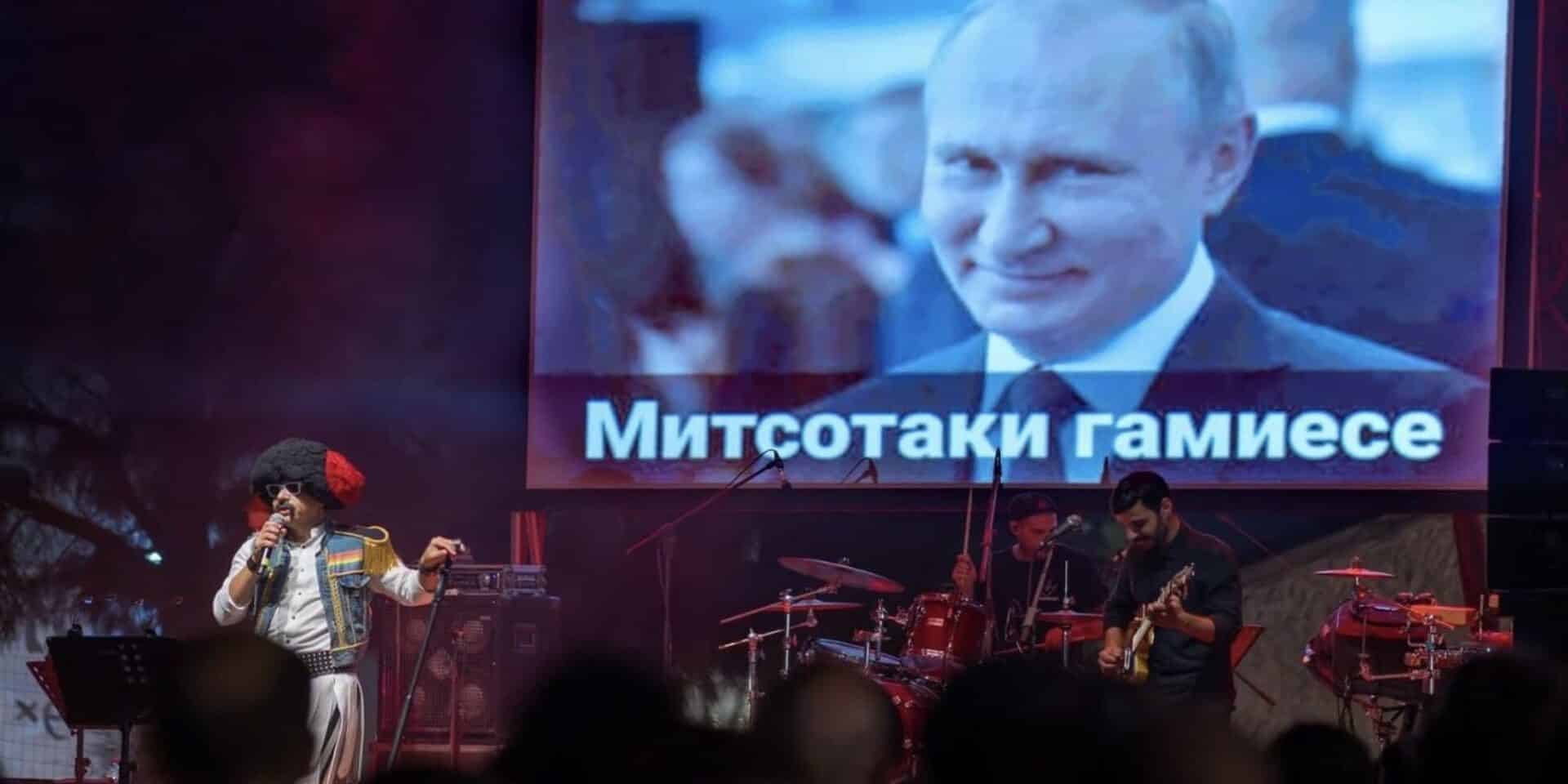 Ο Τσολιάς στο Φεστιβάλ Σπούτνικ και το σύνθημα για τον Μητσοτάκη