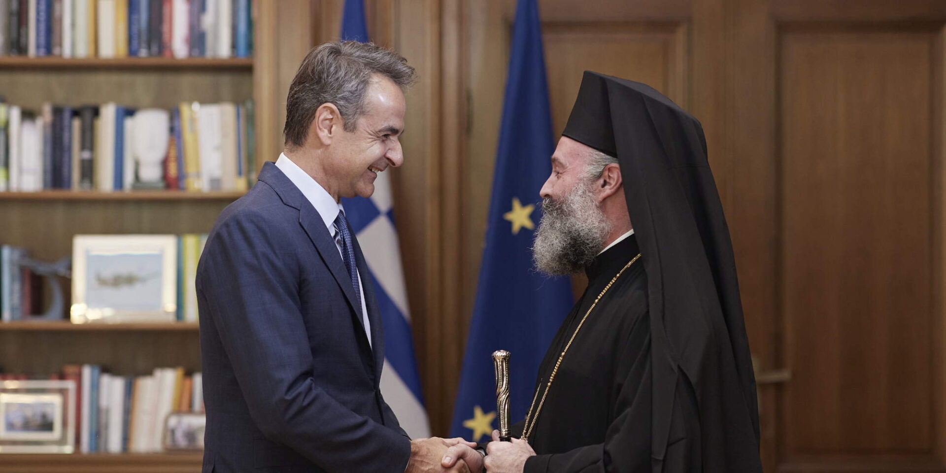 Ο Κυριάκος Μητσοτάκης υποδέχεται στο Μαξίμου τον Αρχιεπίσκοπο Αυστραλίας Μακάριο
